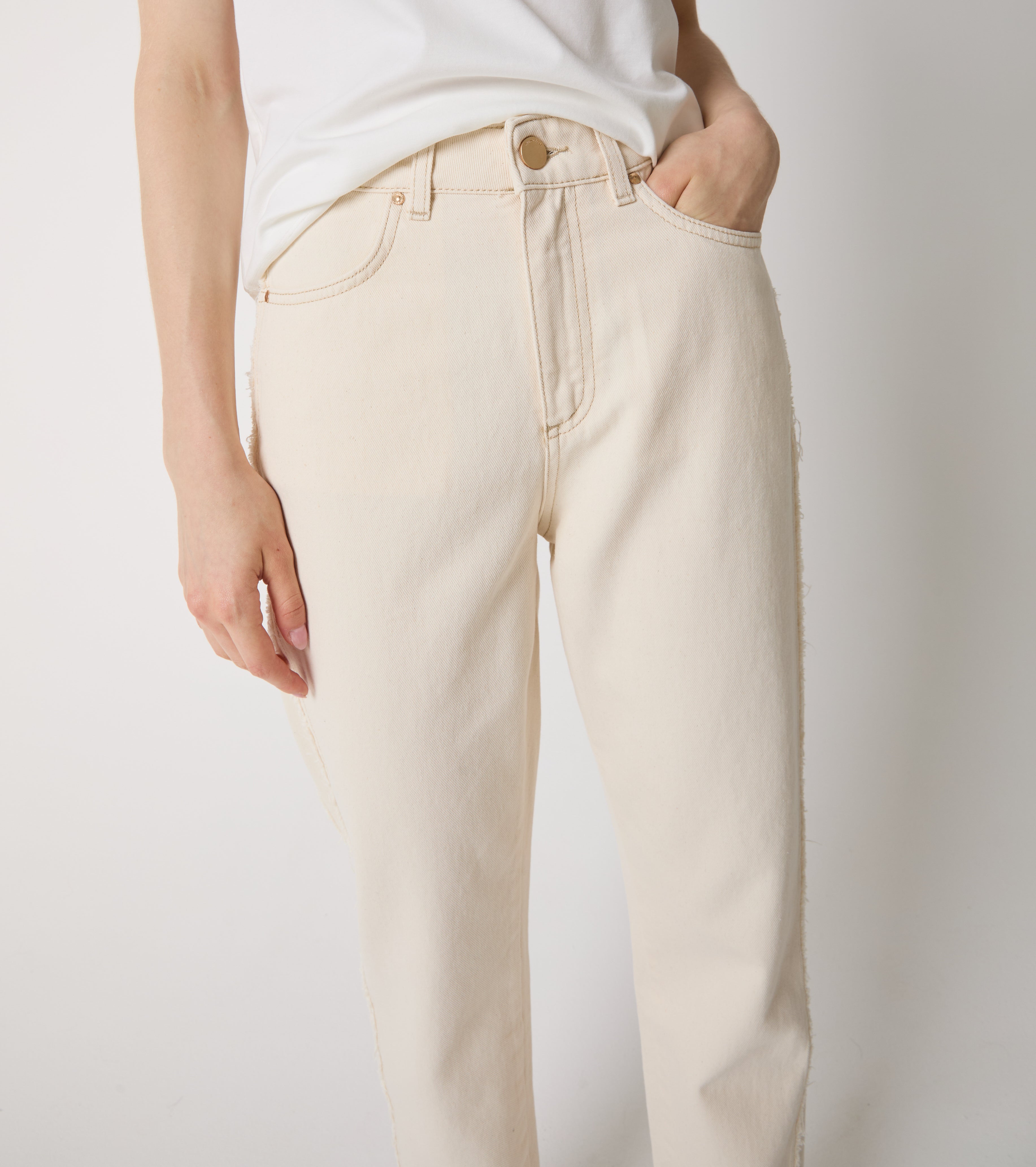 Cotton jeans with destroyed details