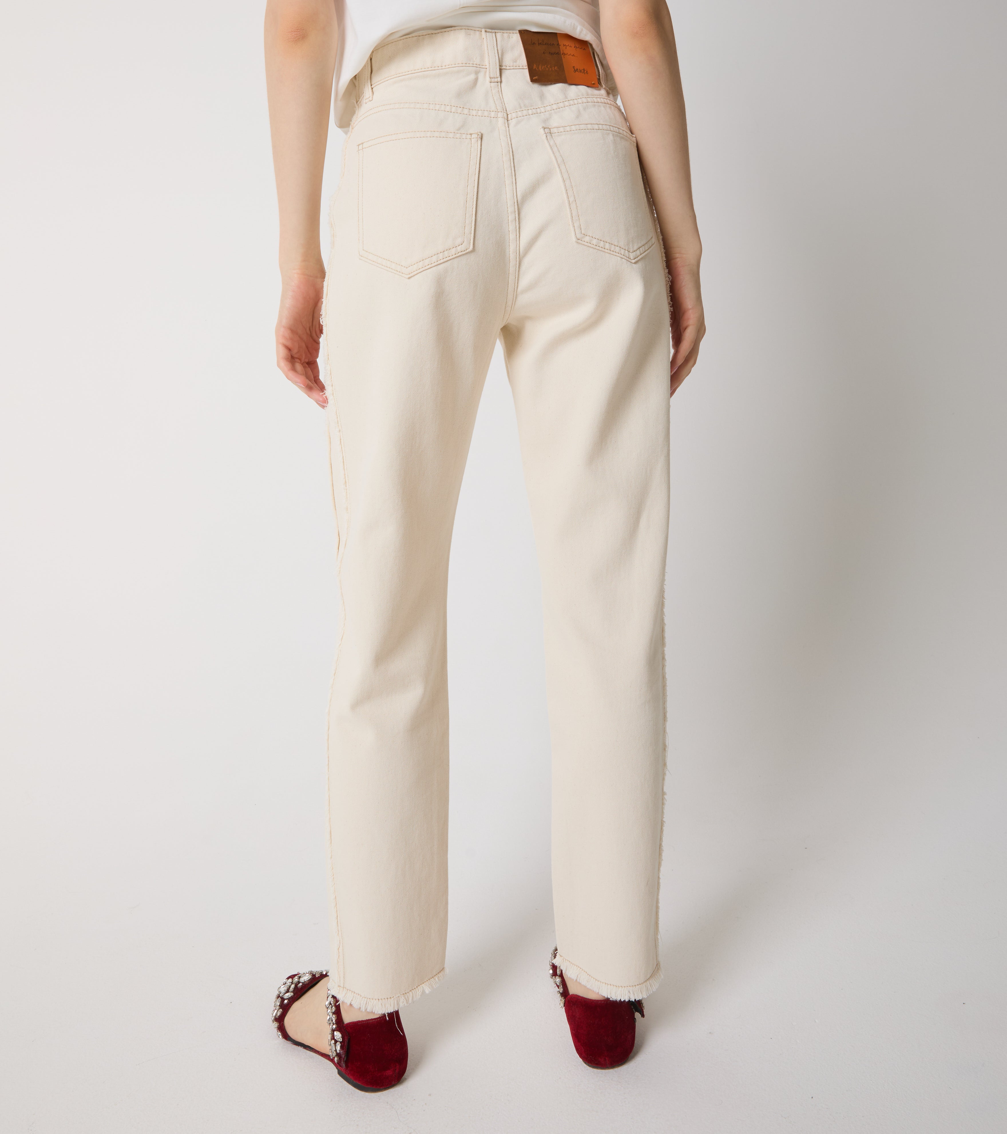 Jeans in cotone con dettagli destroyed