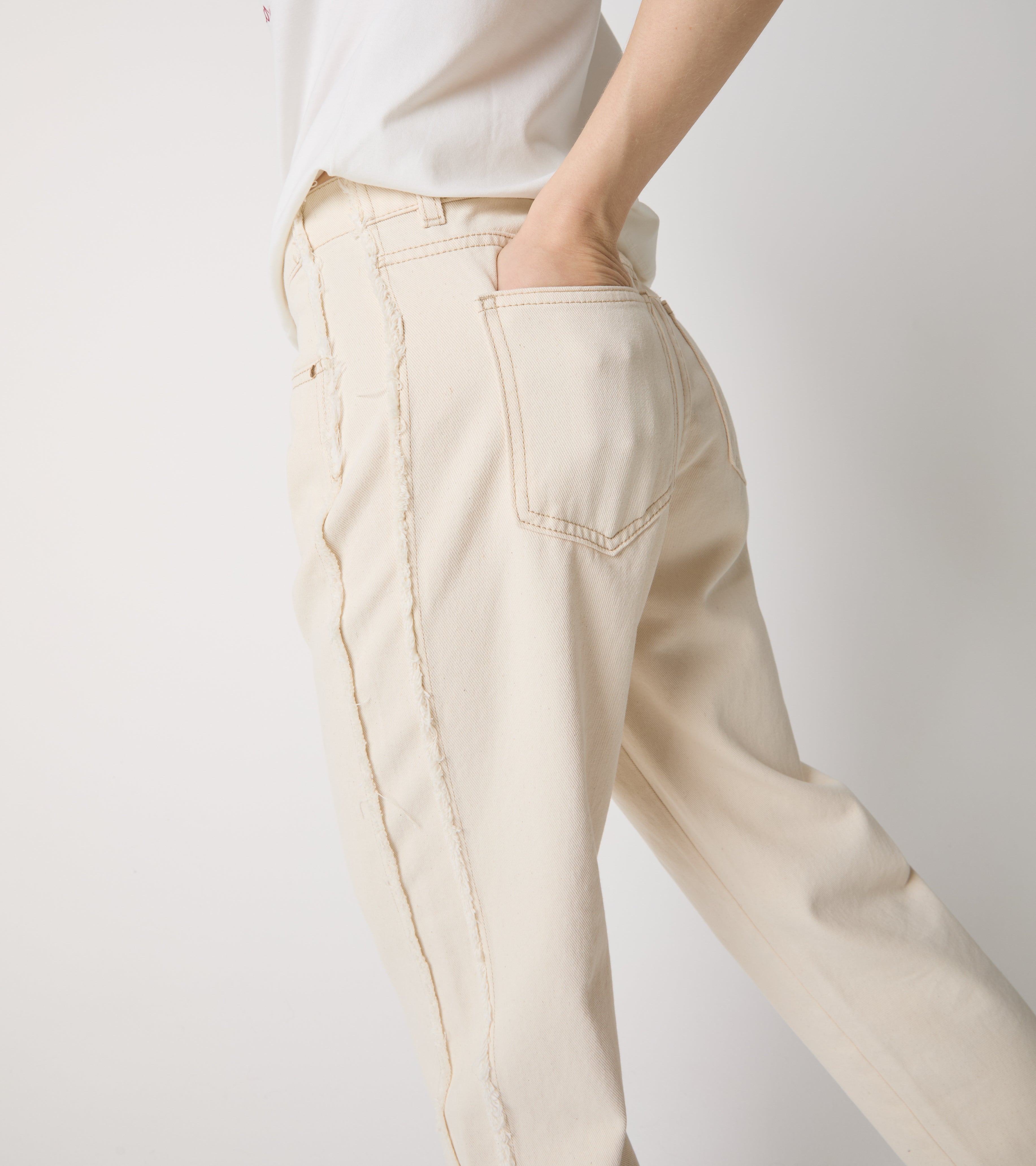 Jeans in cotone con dettagli destroyed
