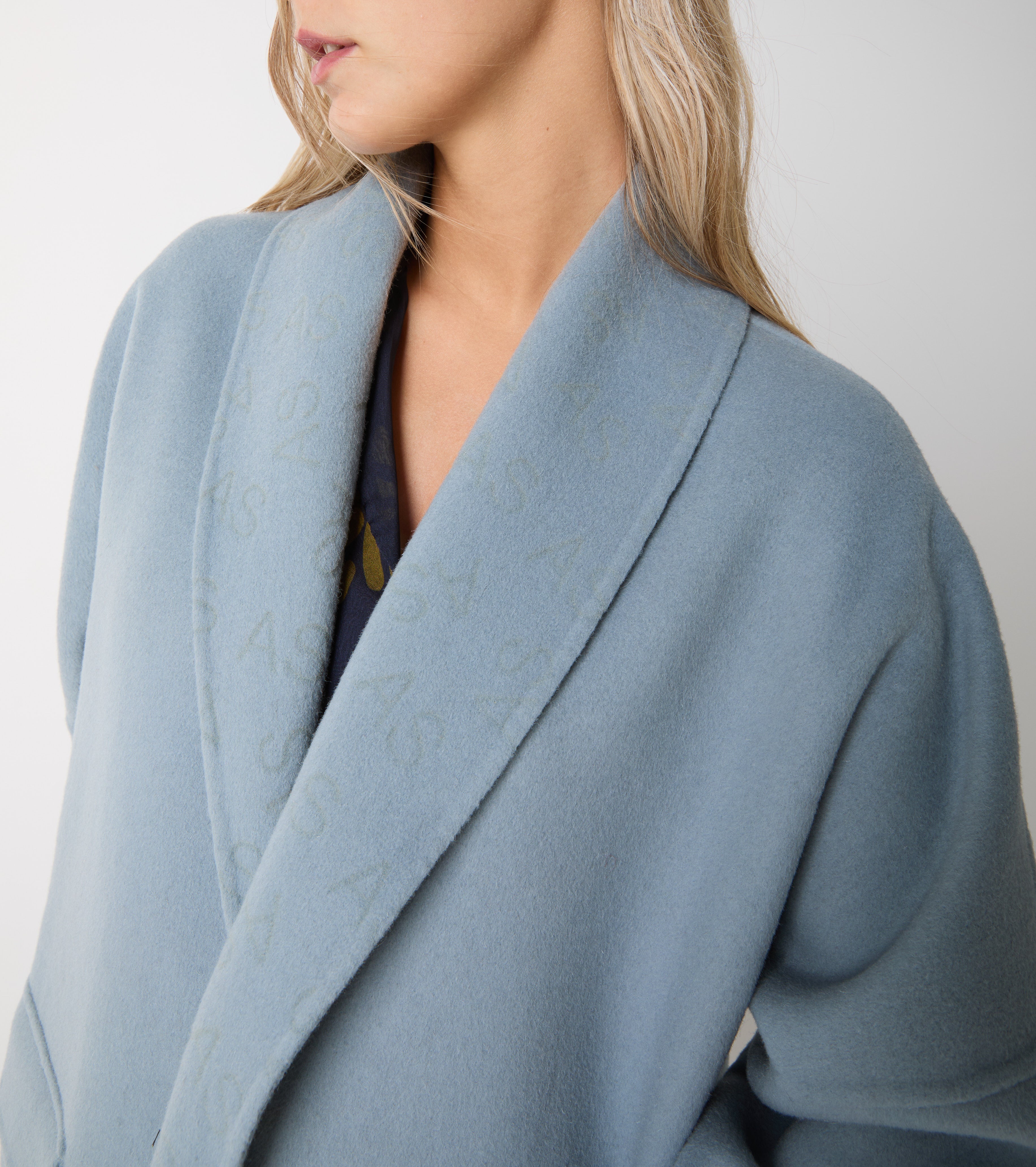Wool coat with lapels