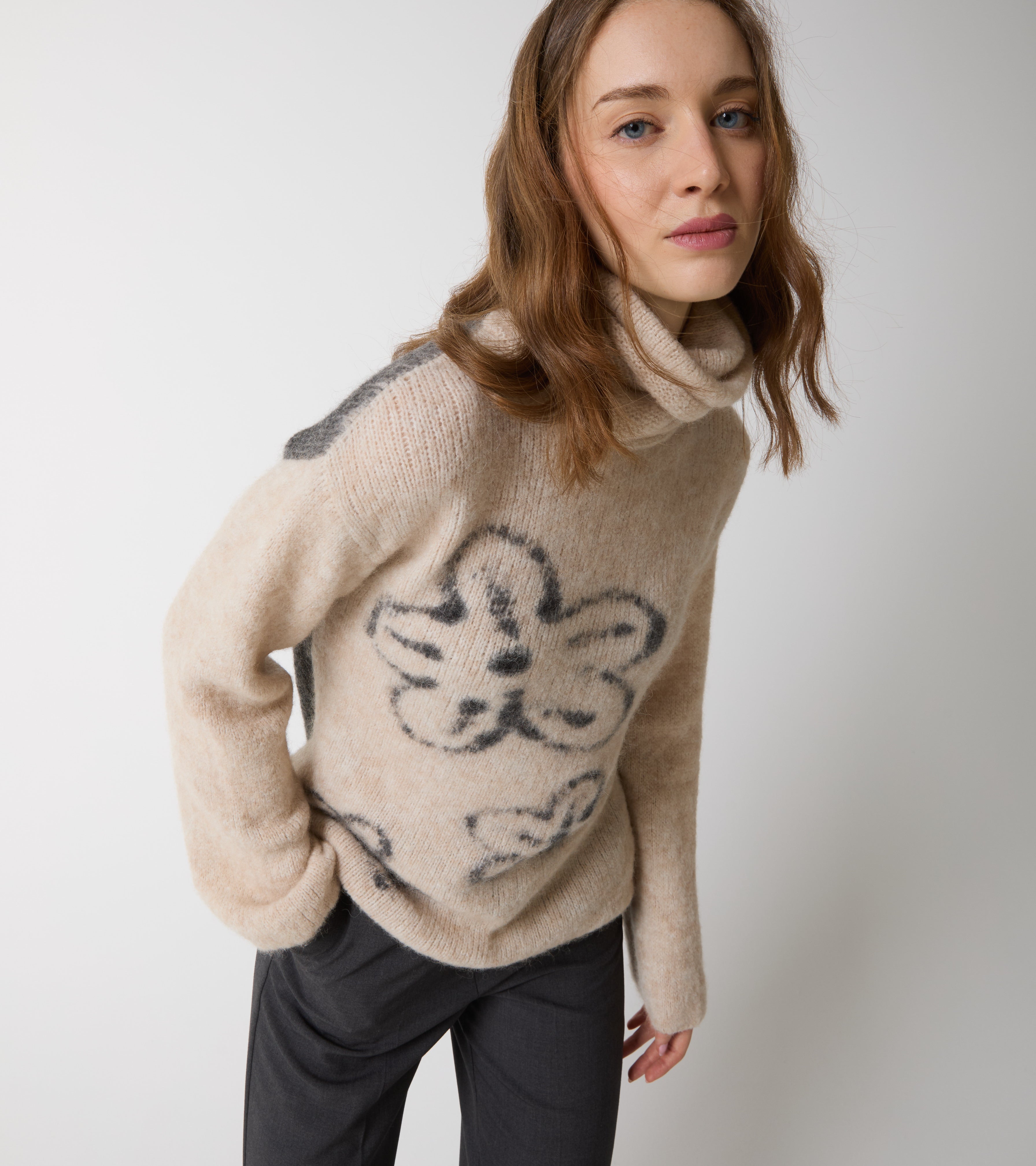 Rullekravesweater i uld og alpaka med blomster