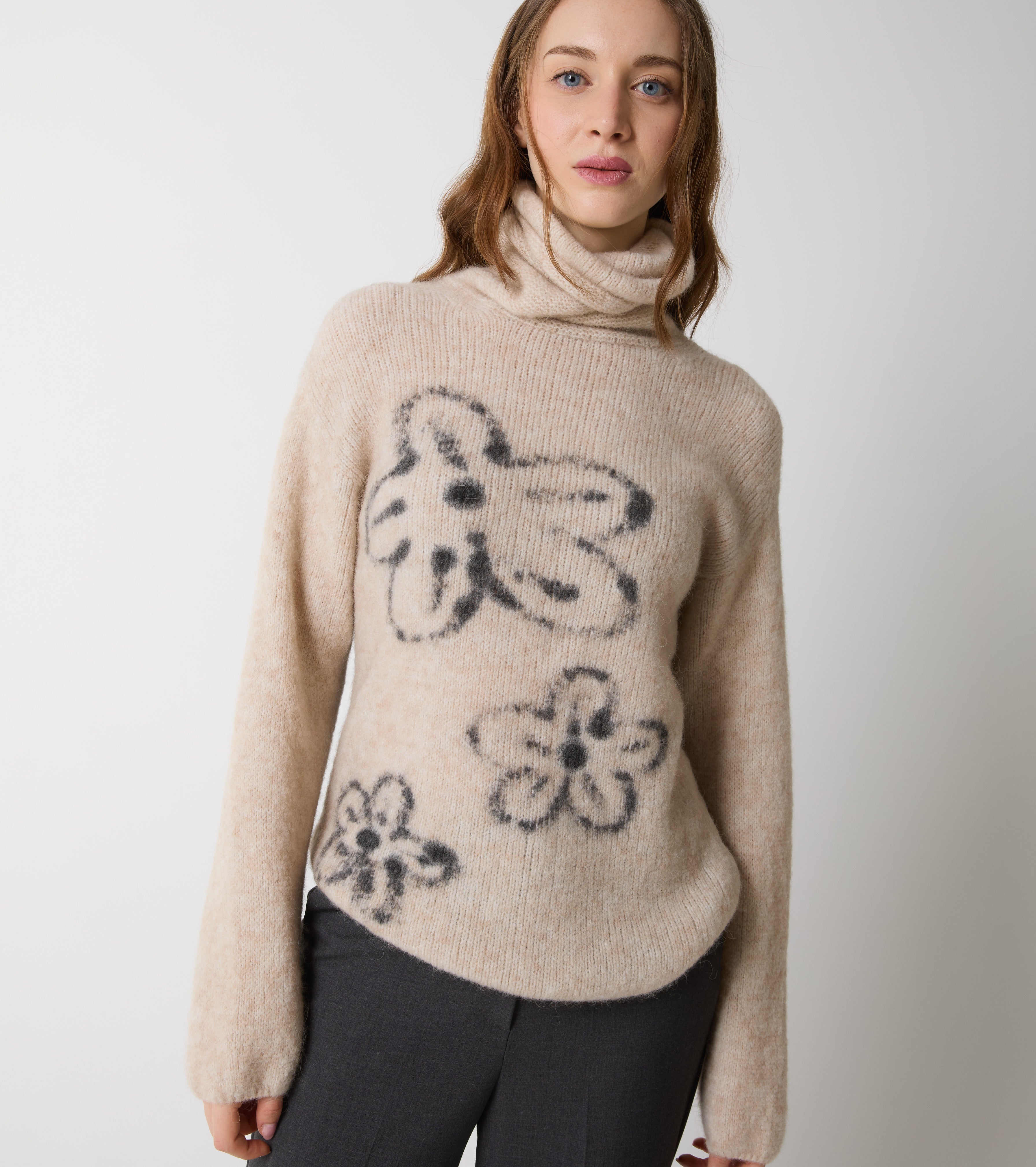 Rullekravesweater i uld og alpaka med blomster