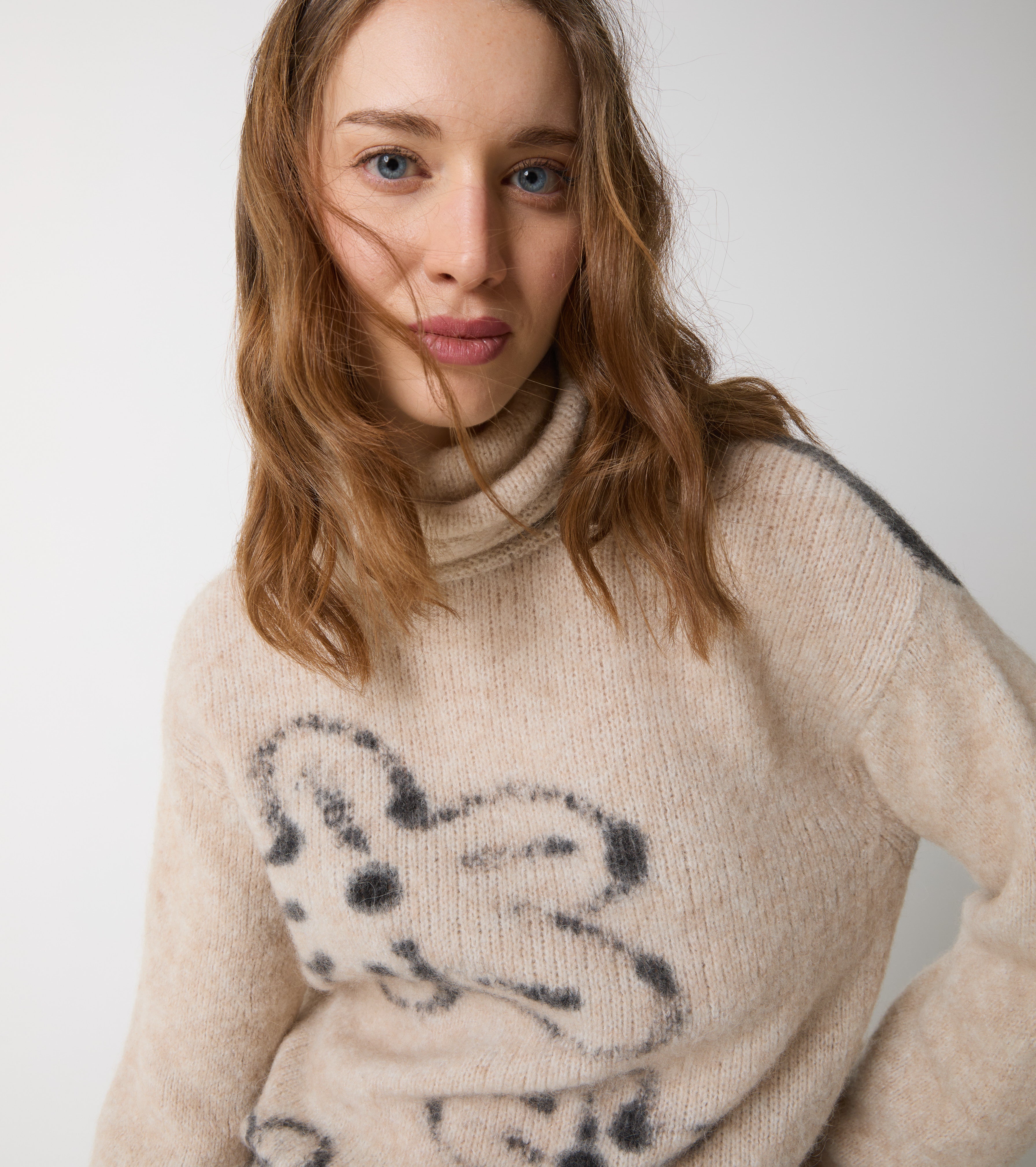 Rullekravesweater i uld og alpaka med blomster