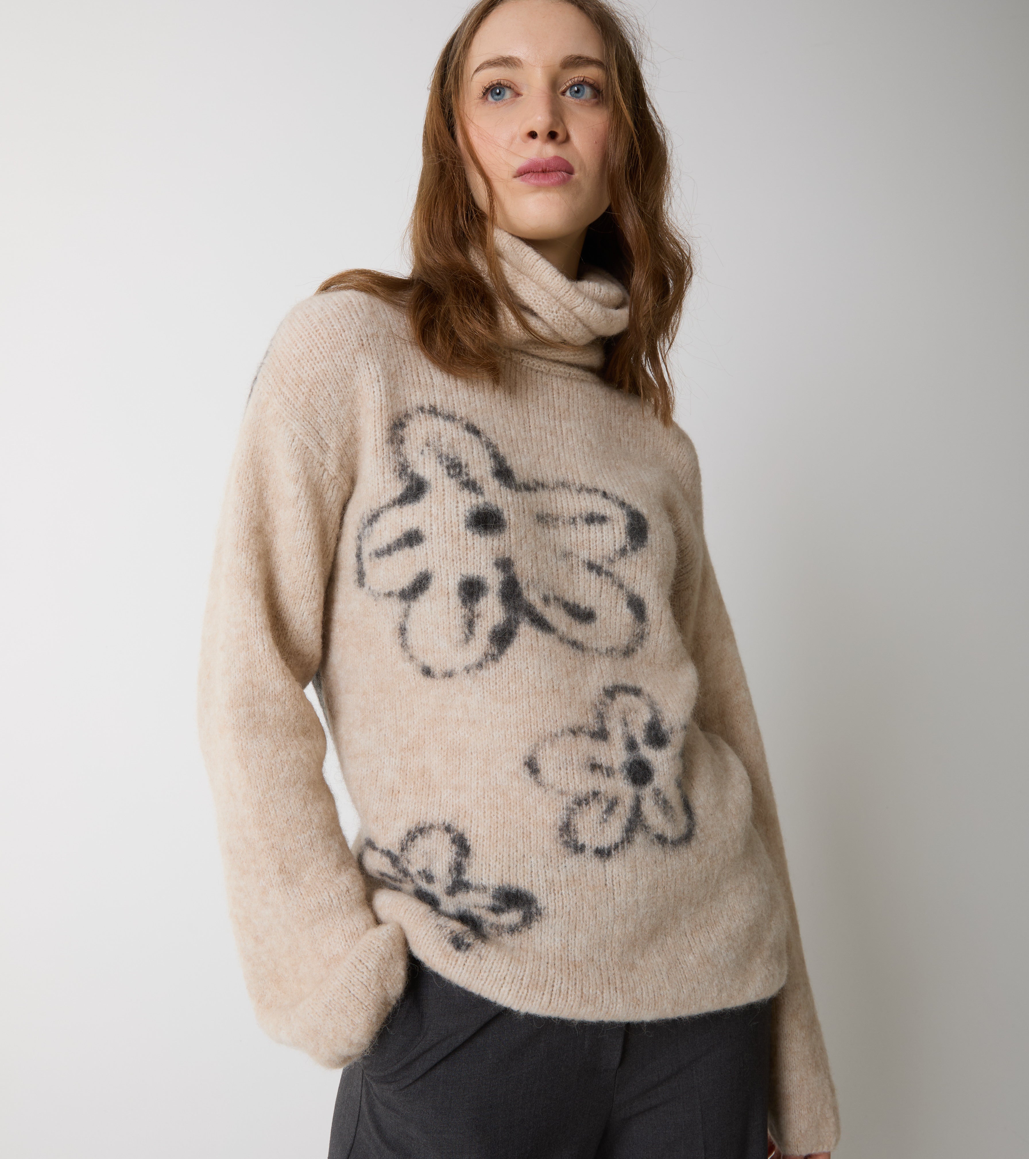 Rullekravesweater i uld og alpaka med blomster