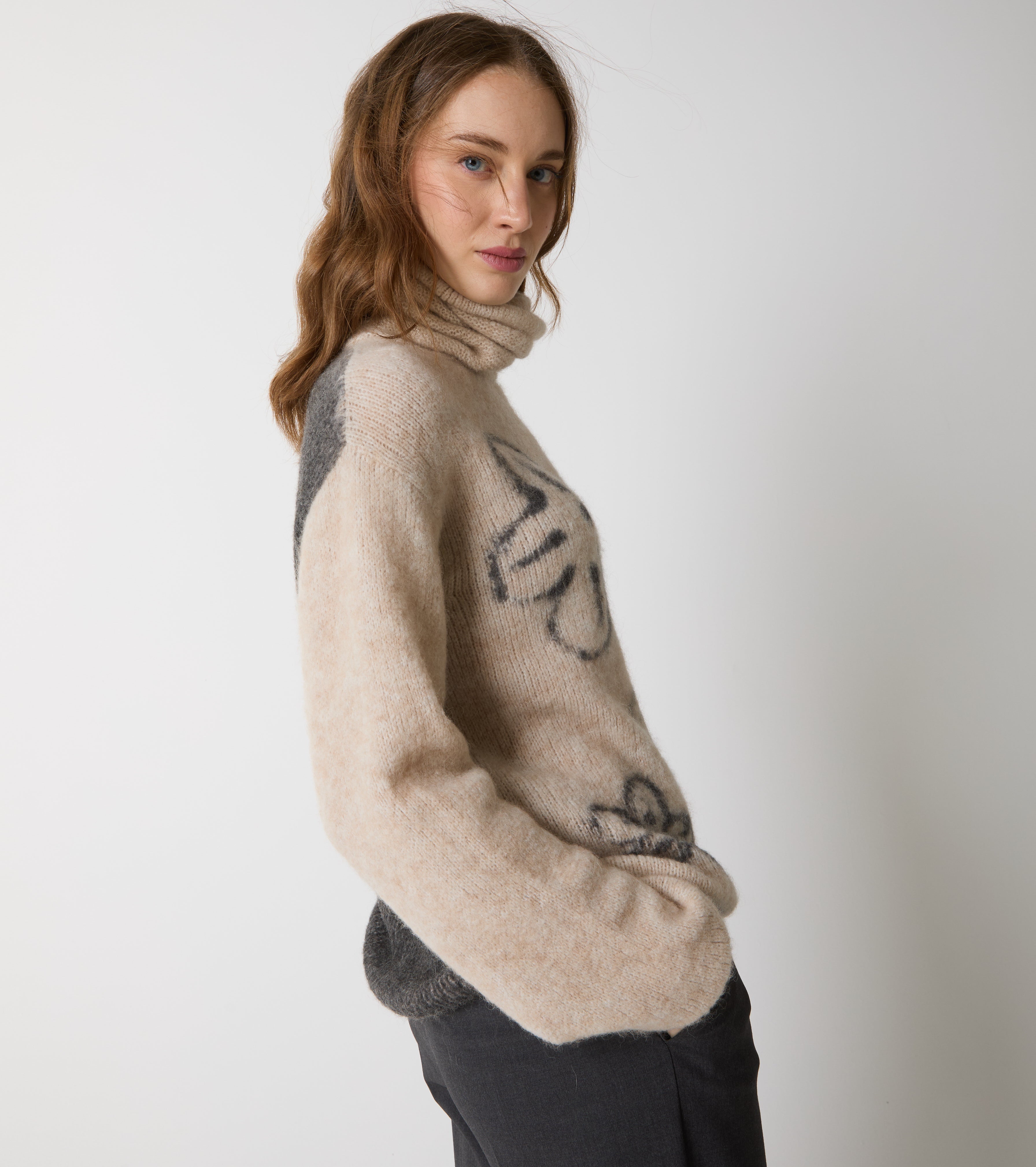 Rullekravesweater i uld og alpaka med blomster