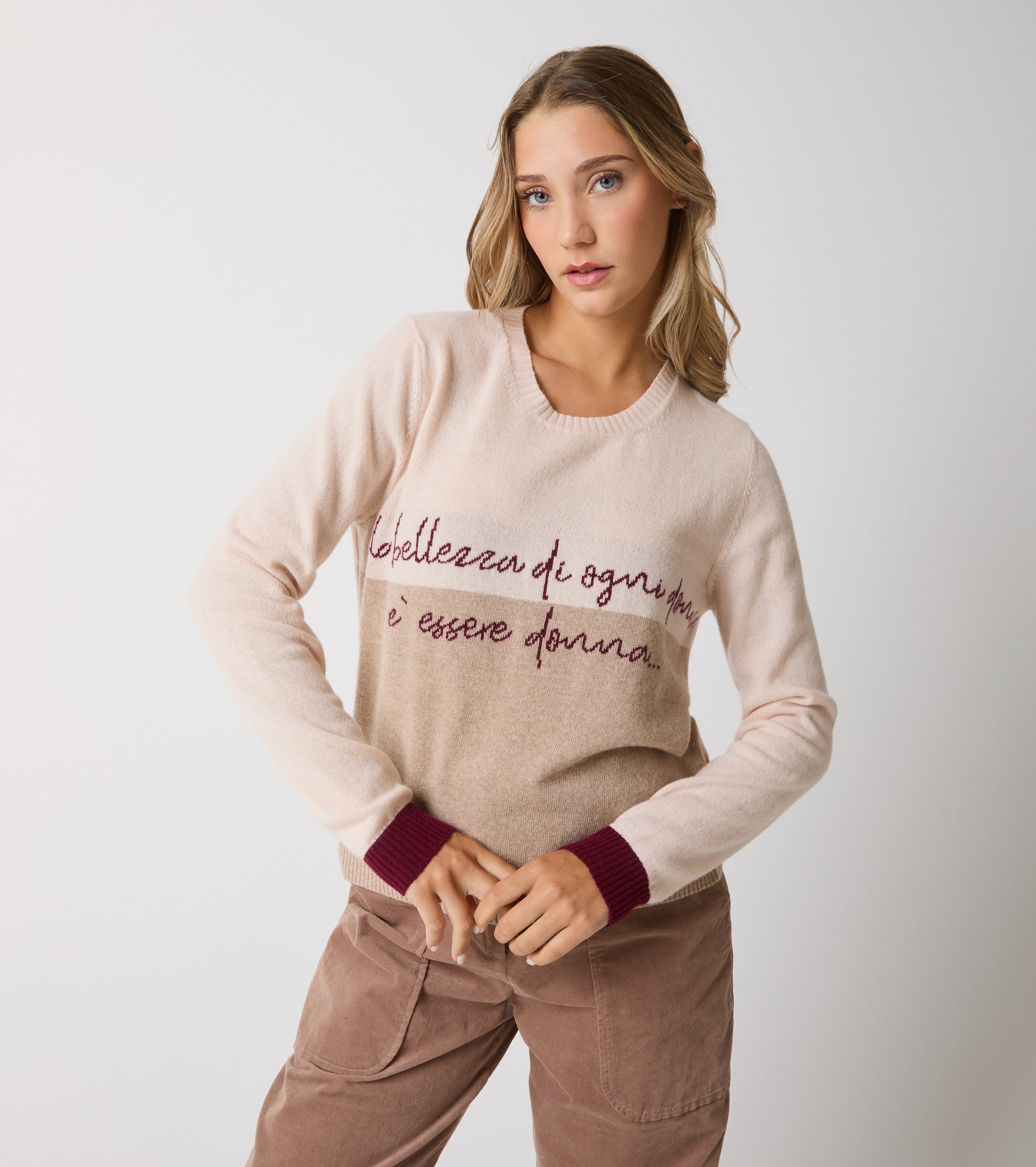 Sweater med rund hals i uld og kashmir med bogstaver