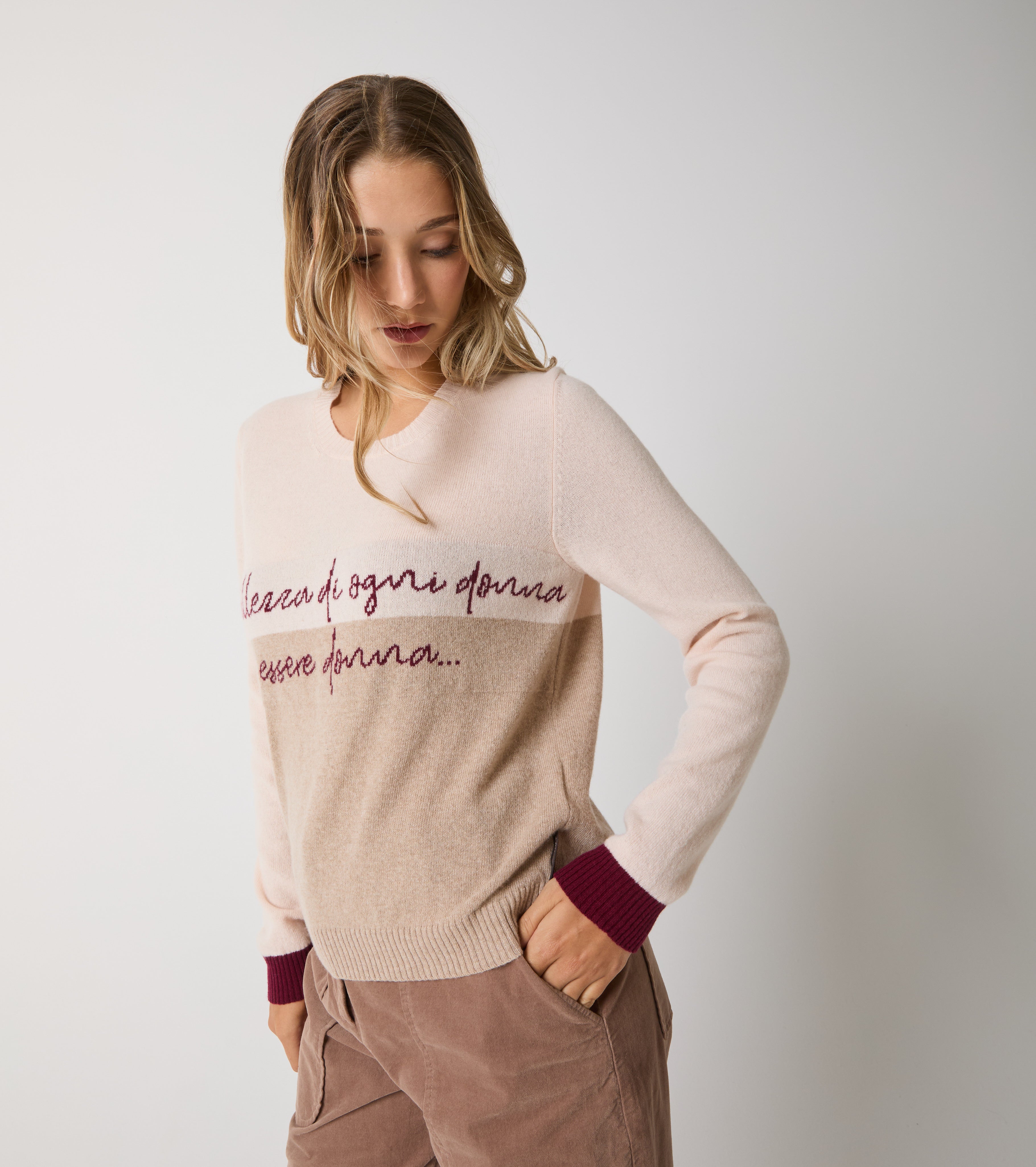 Sweater med rund hals i uld og kashmir med bogstaver