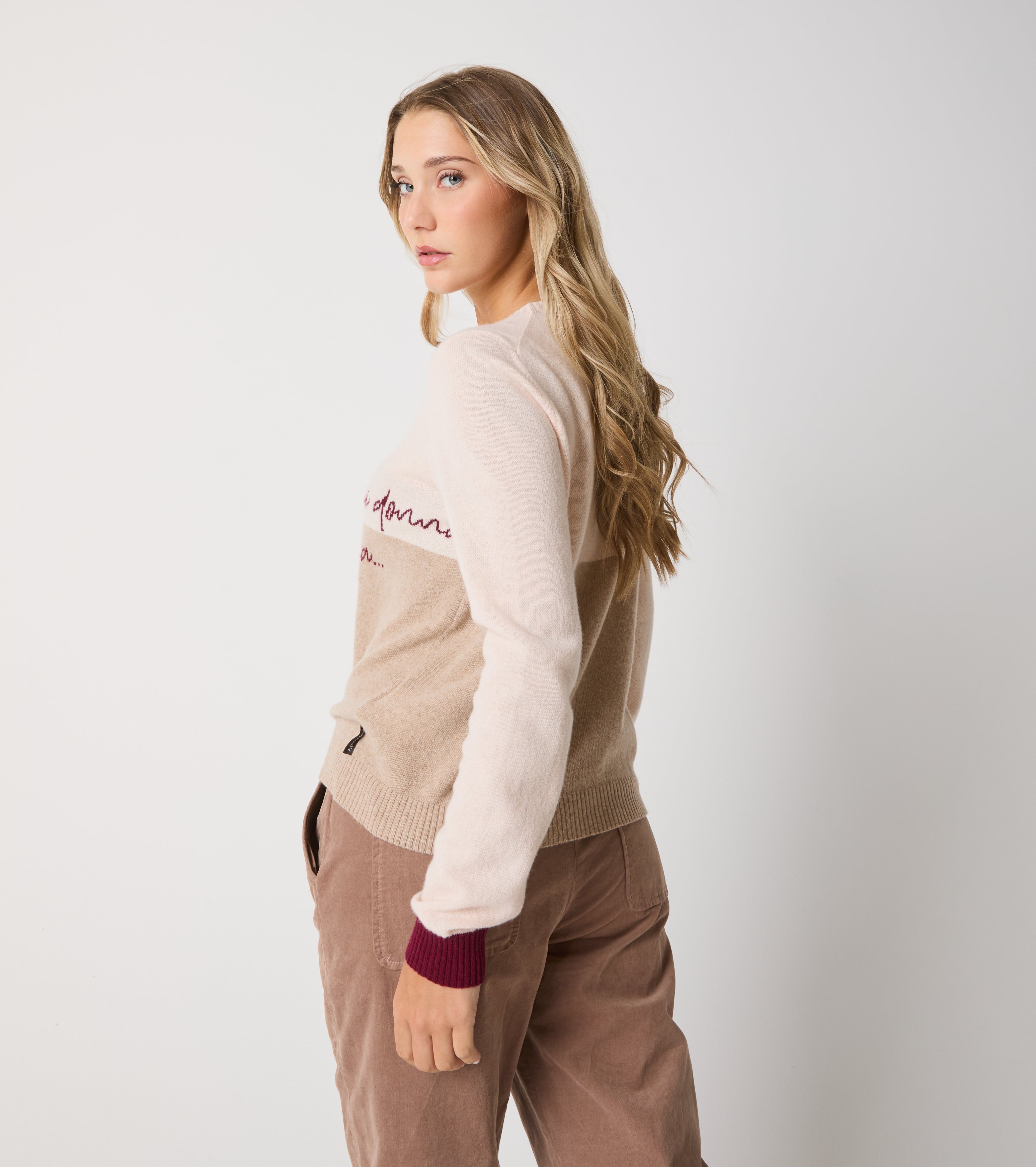 Sweater med rund hals i uld og kashmir med bogstaver