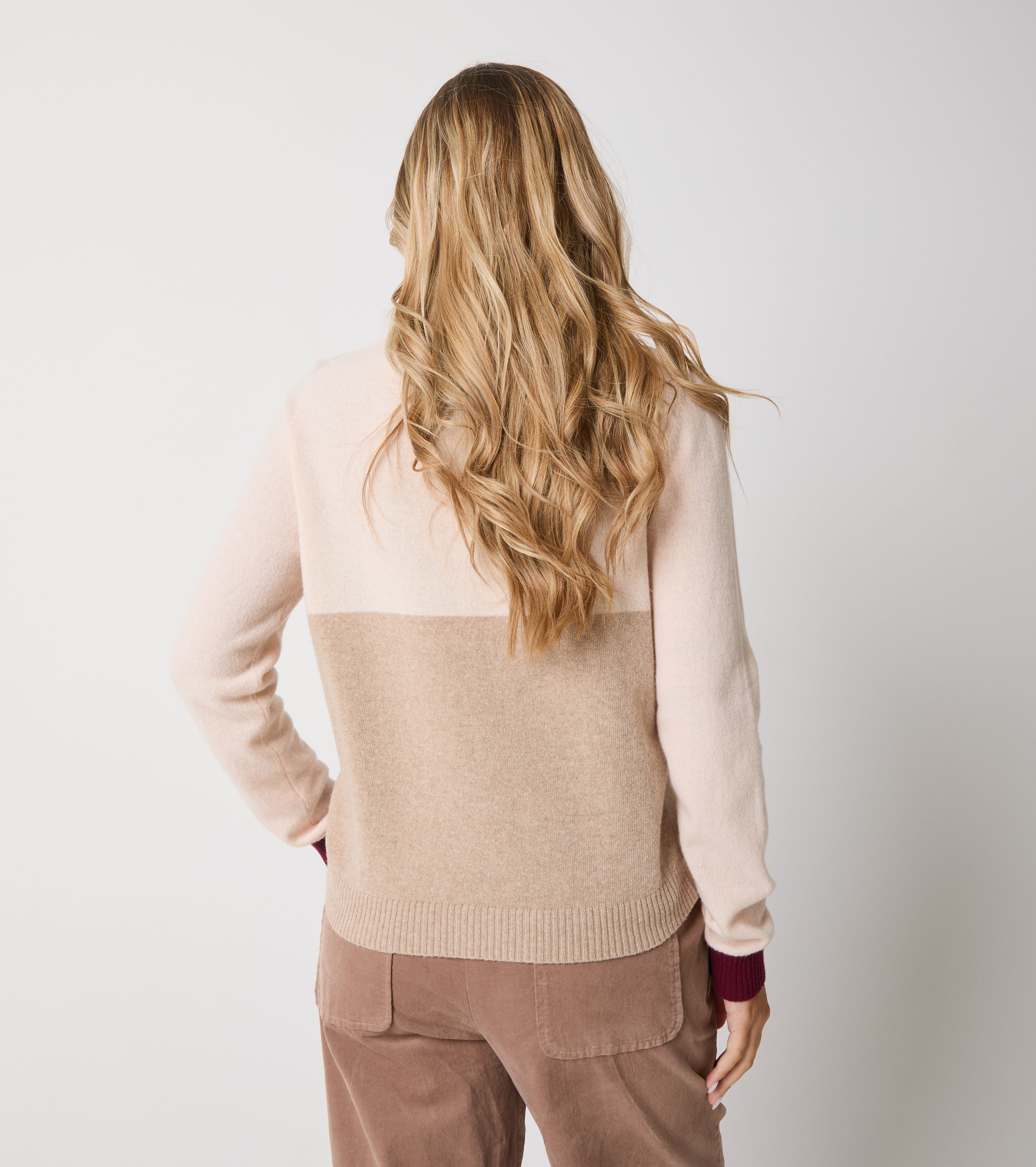 Sweater med rund hals i uld og kashmir med bogstaver