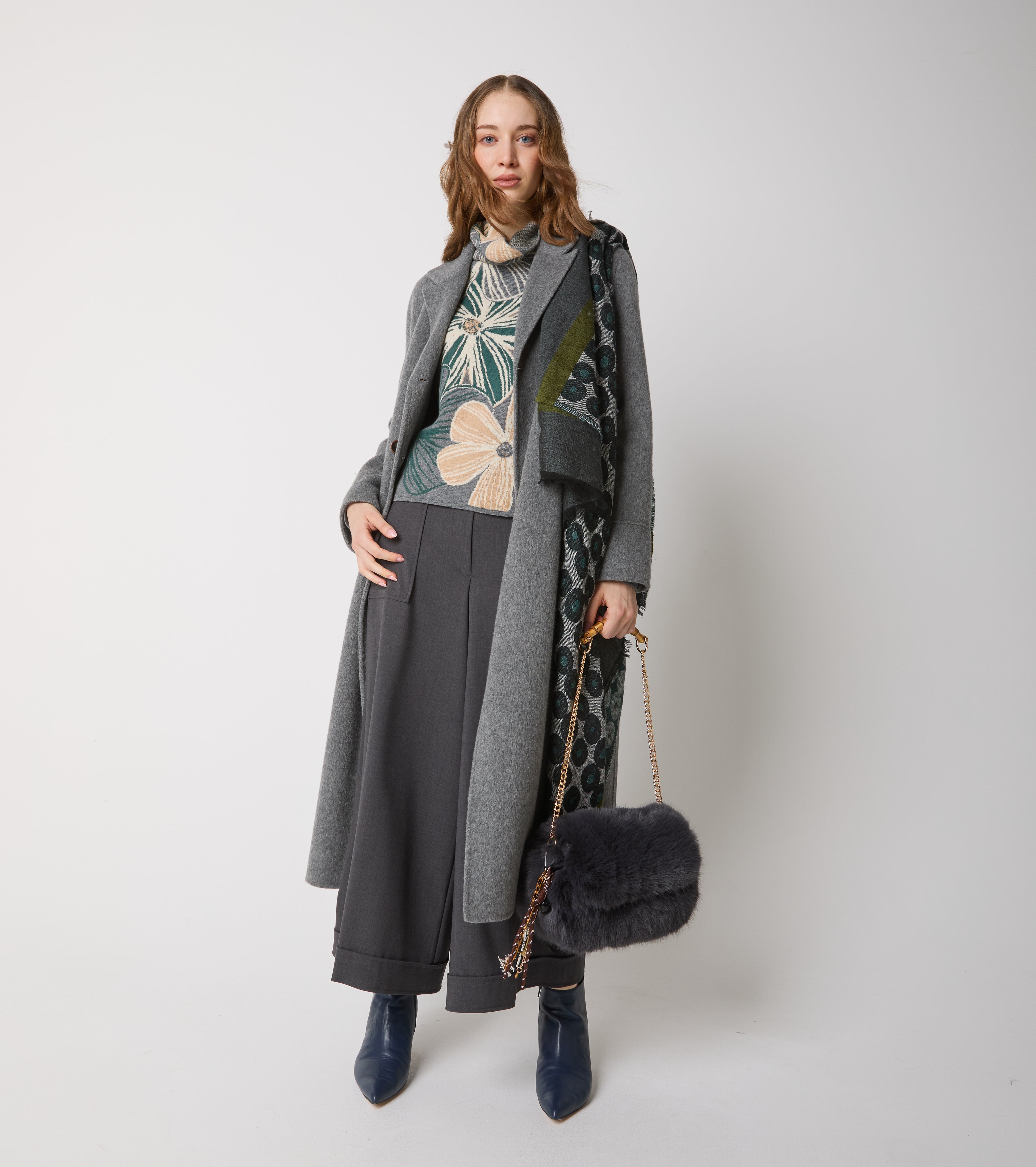 Вълнен пуловер с флорални мотиви