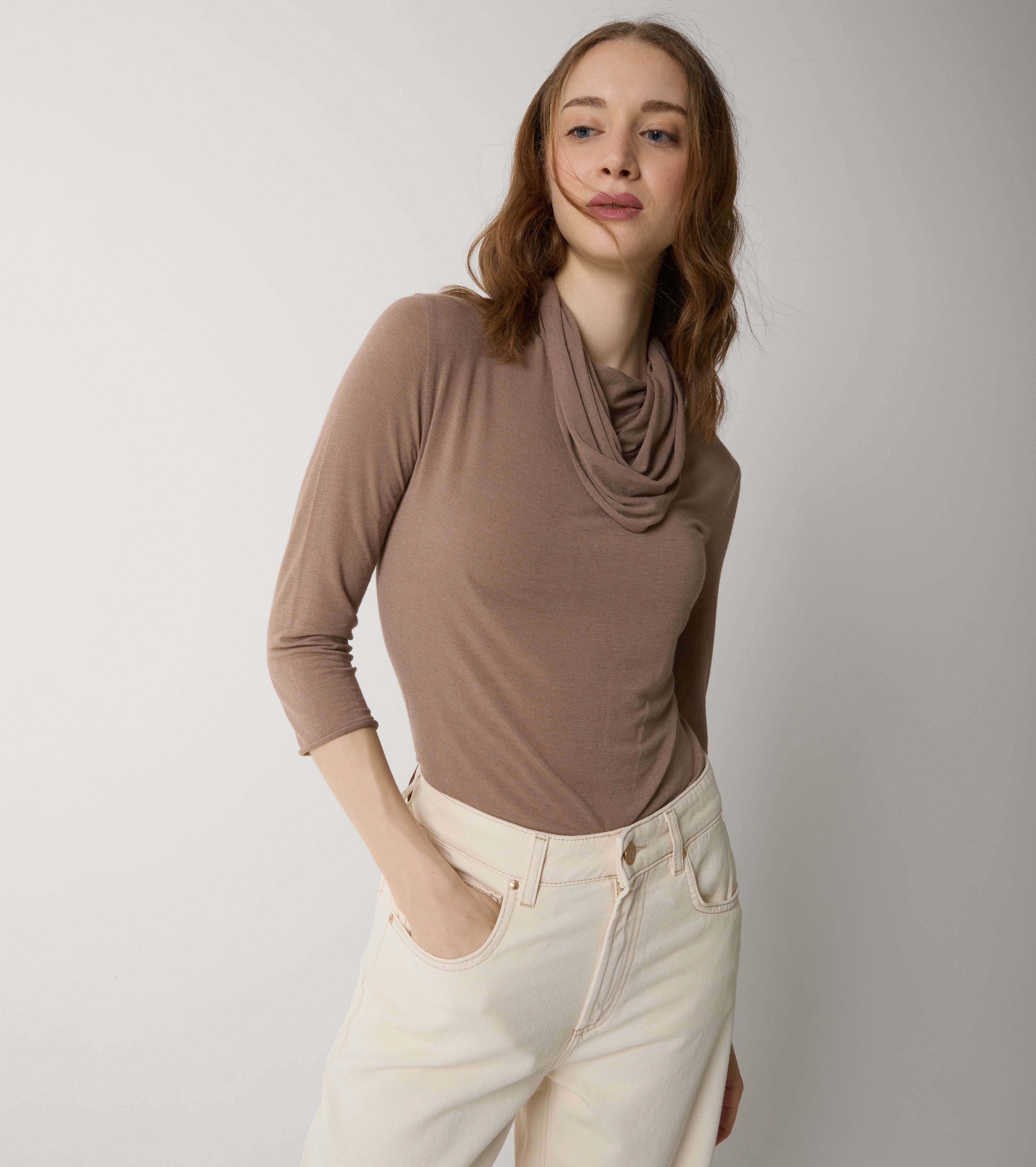 T-shirt in cashmere con collo alto