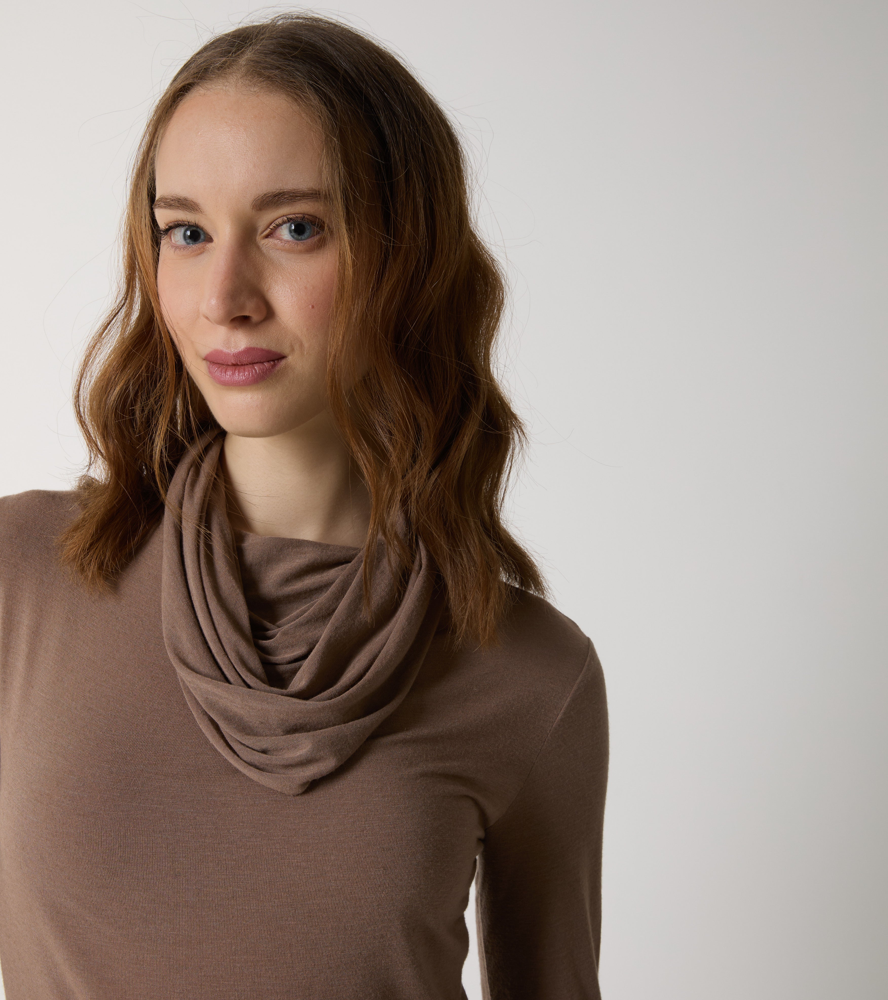 T-shirt in cashmere con collo alto