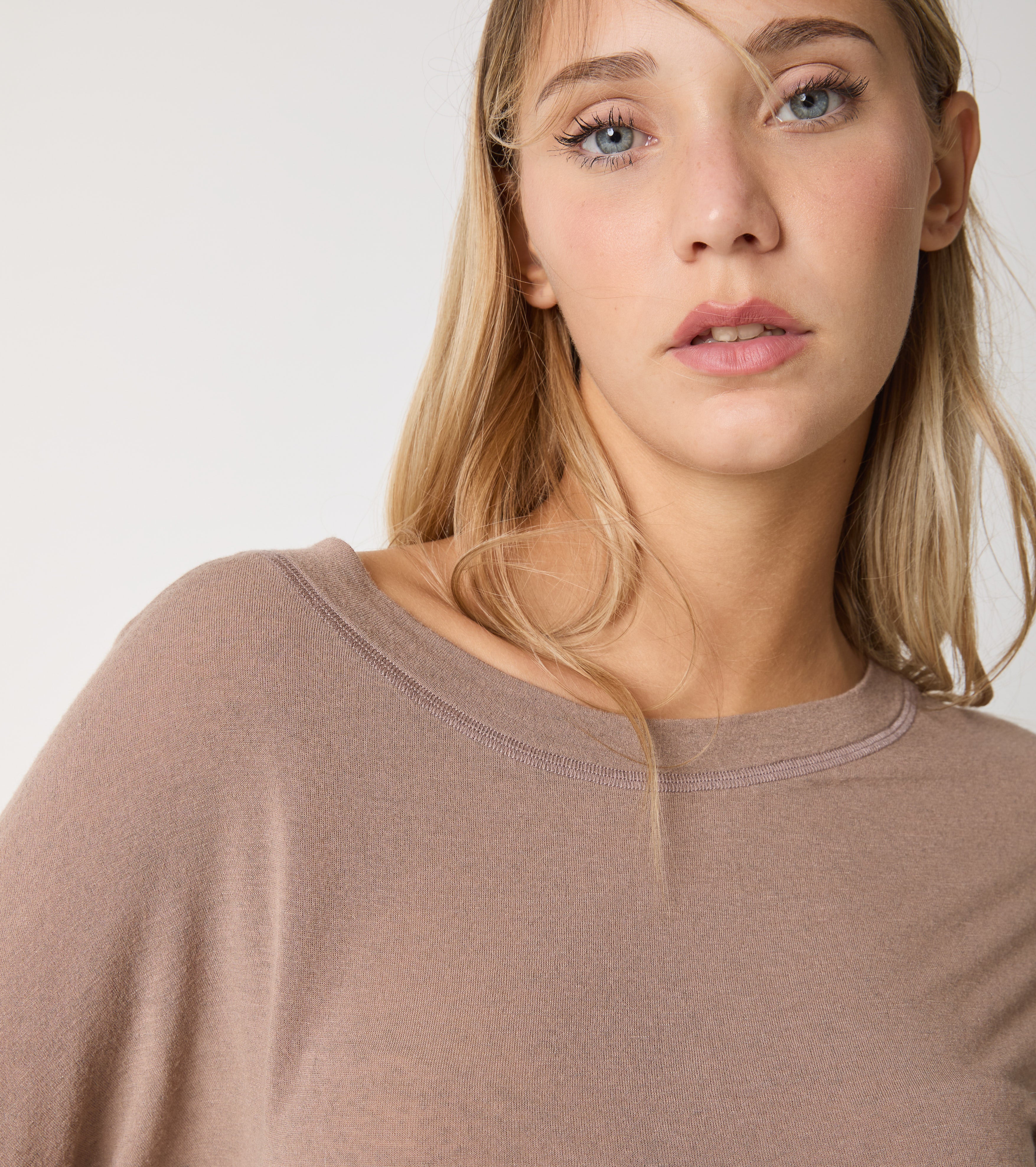 T-shirt in cashmere con maniche lunghe