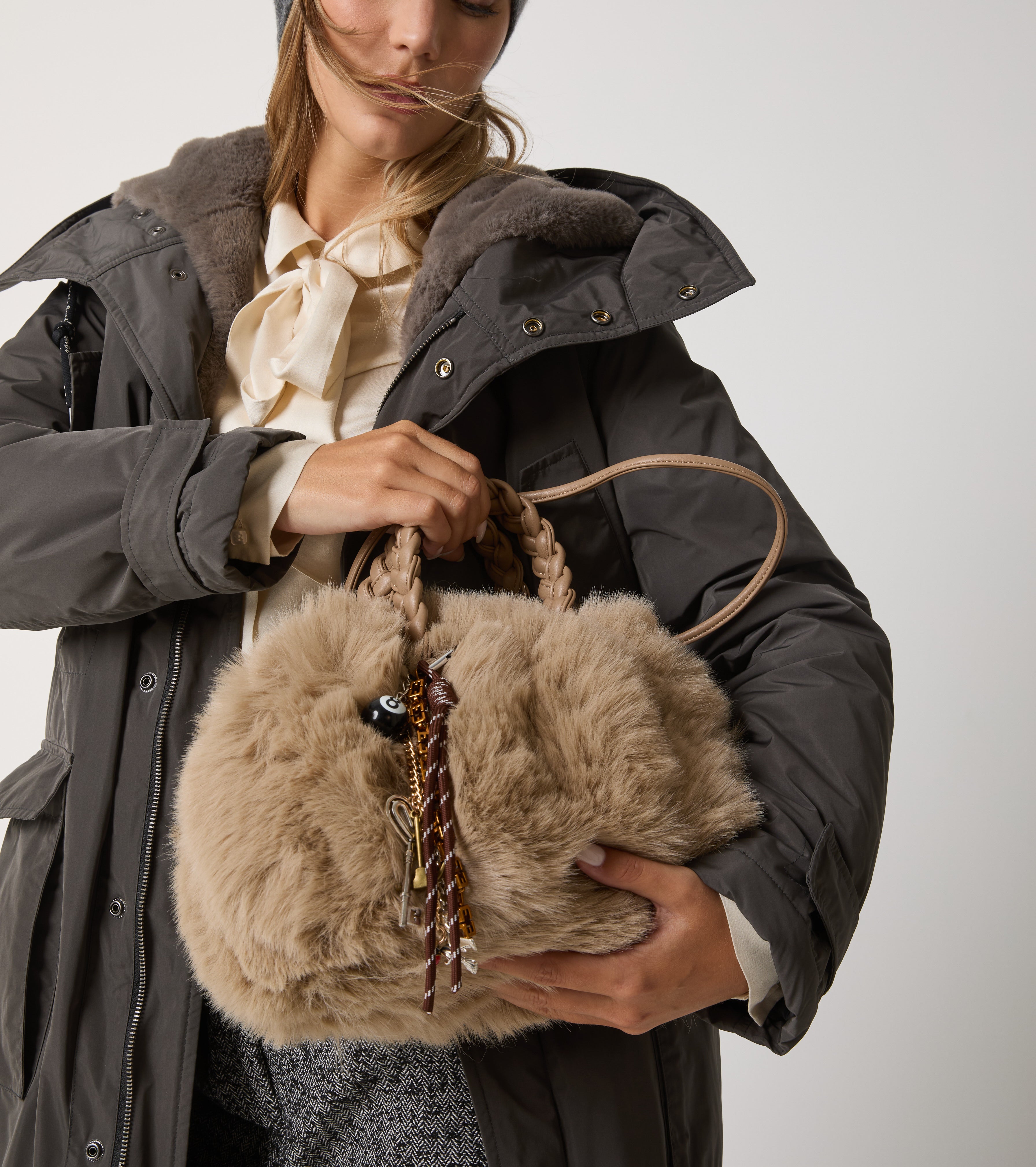 Borsa in ecopelliccia con manici intrecciati