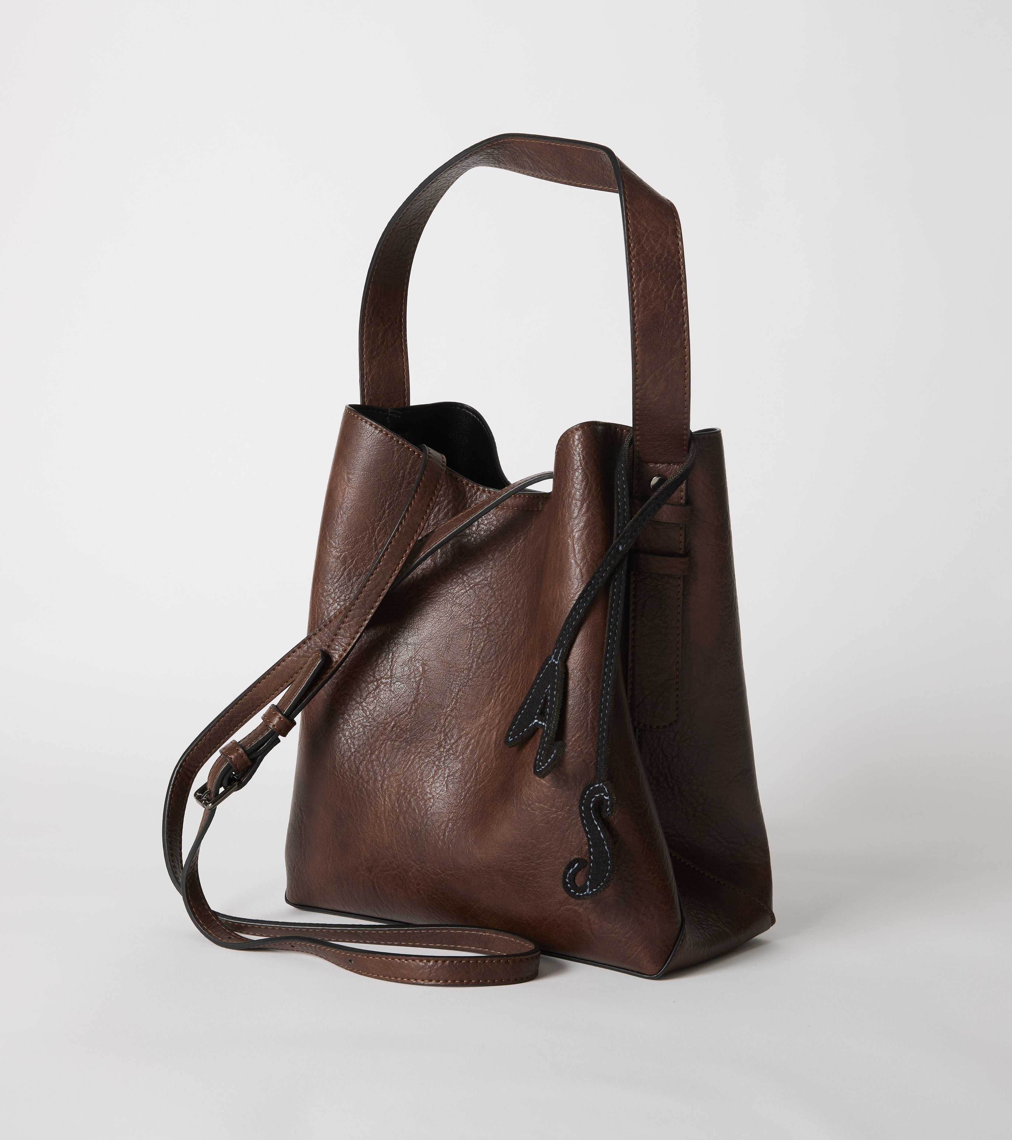Borsa a secchiello con charm
