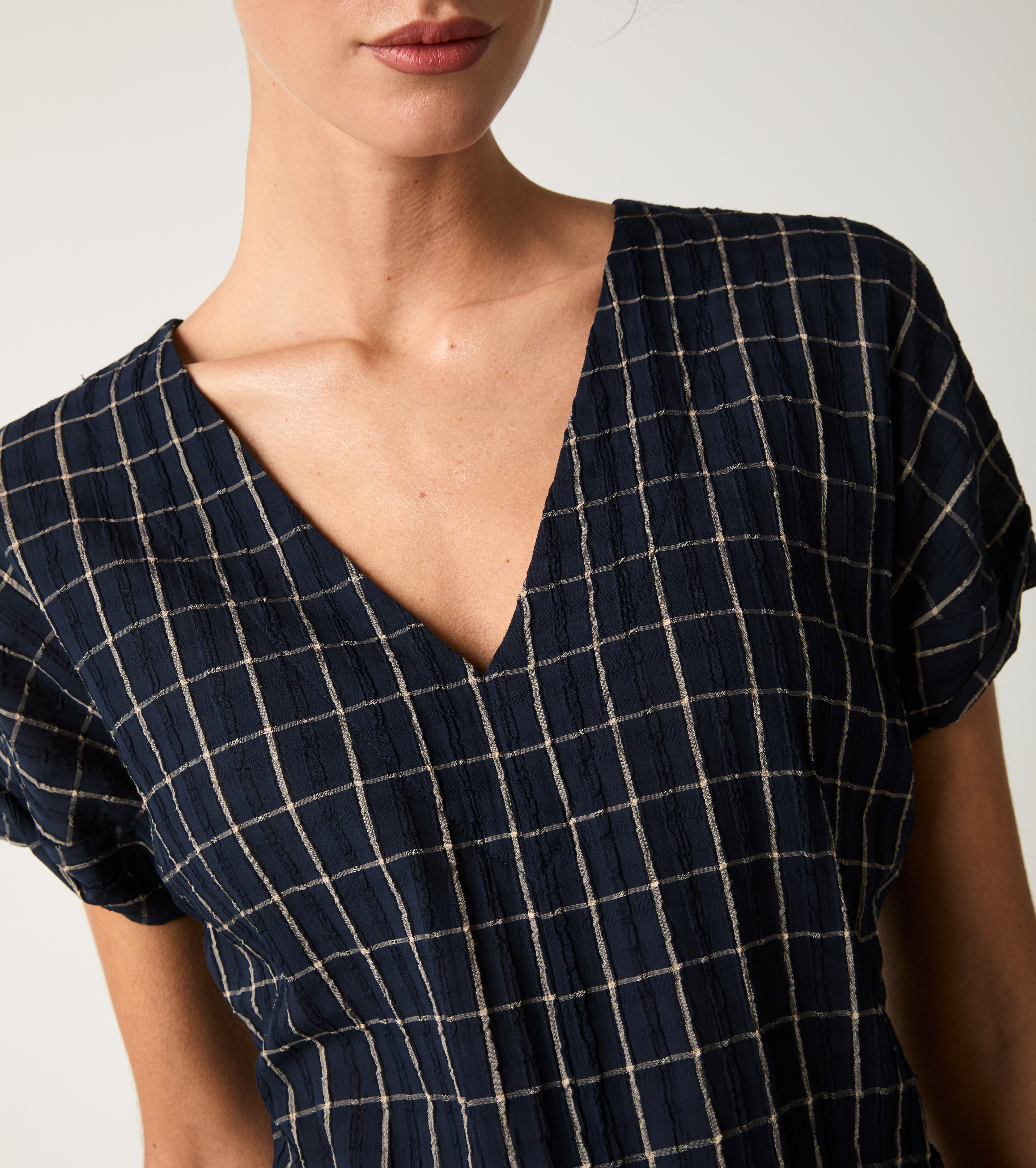 Blue V-neck cotton tracksuit with check pattern