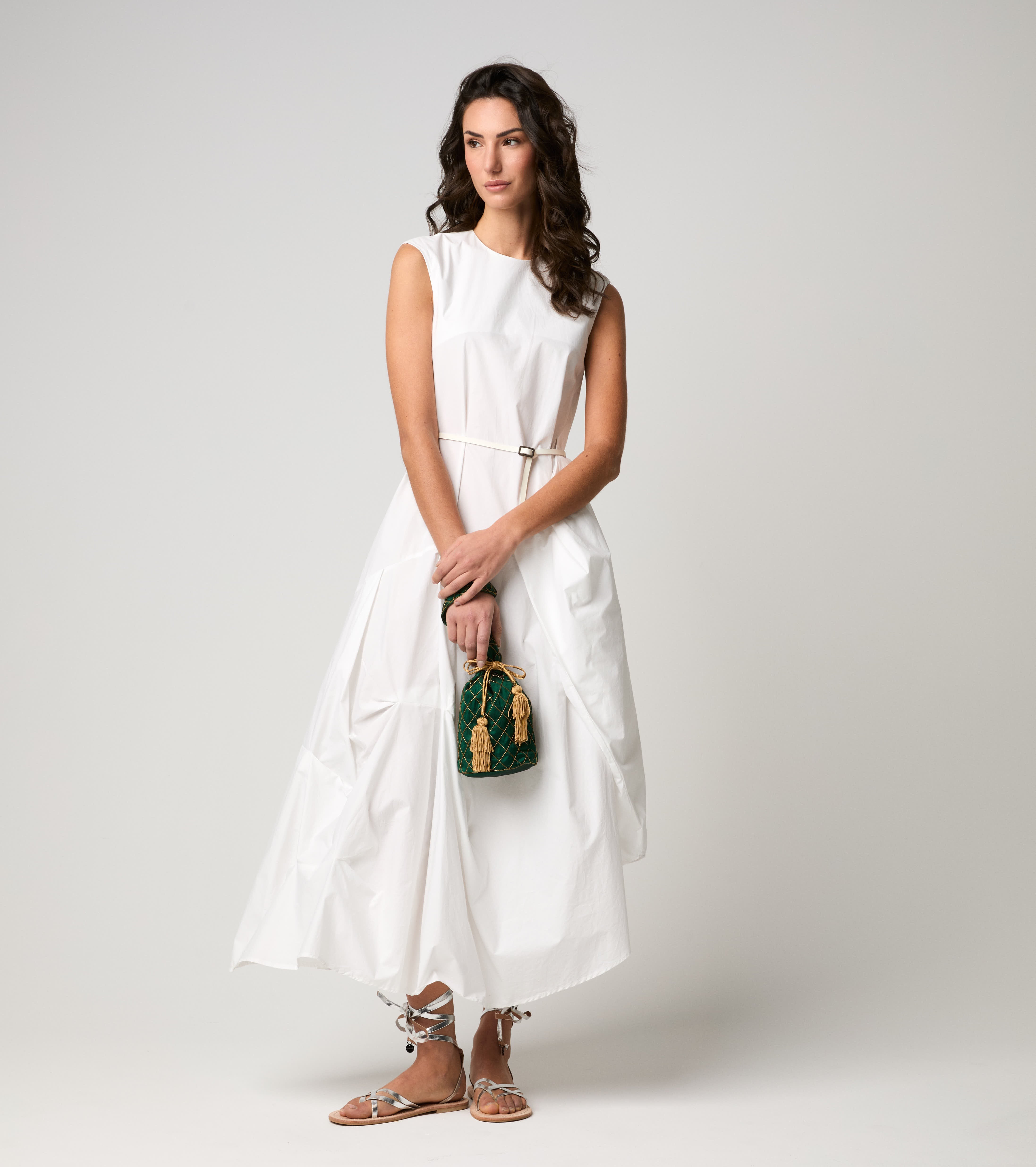 Long dress with white round neck