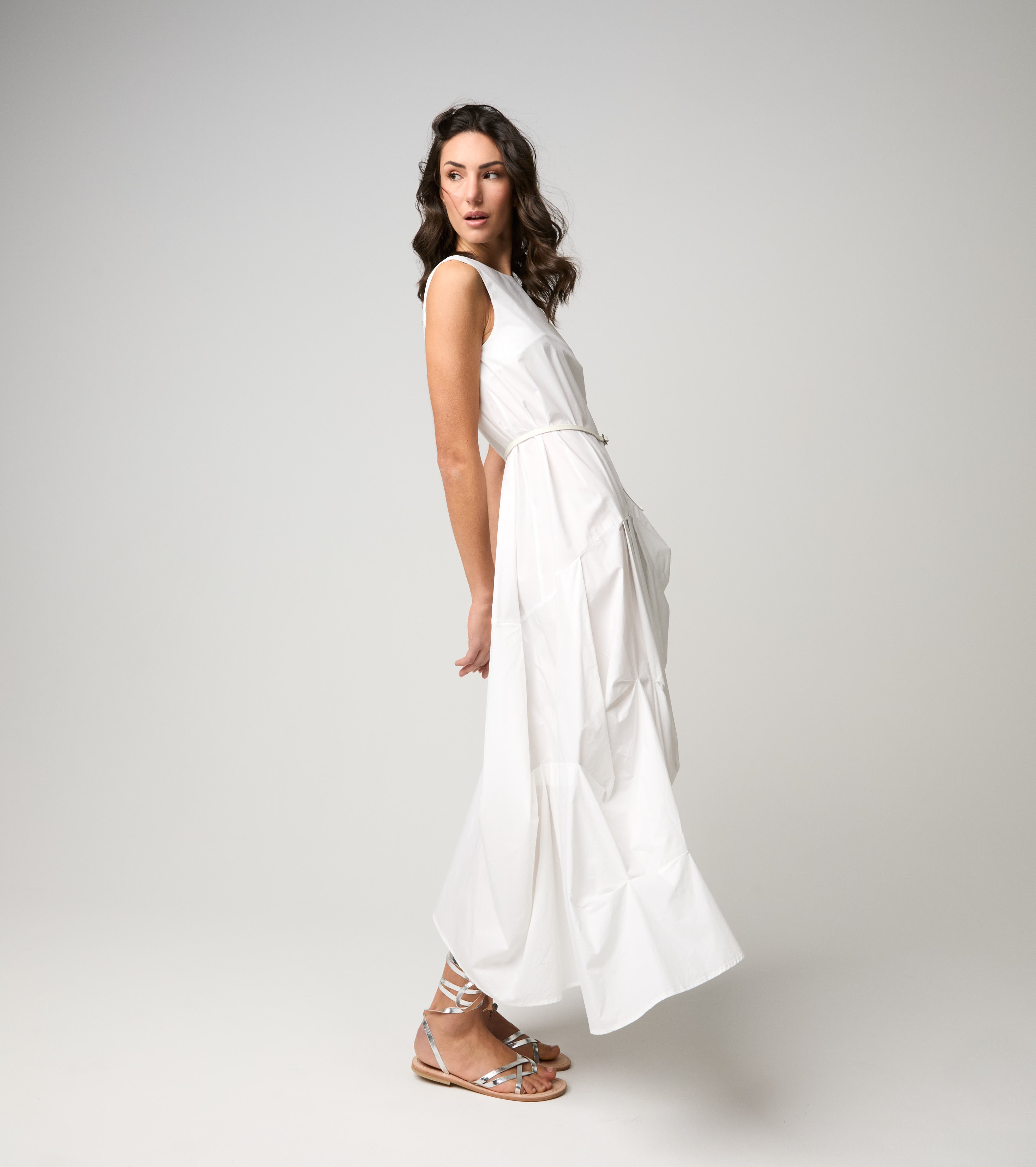 Long dress with white round neck