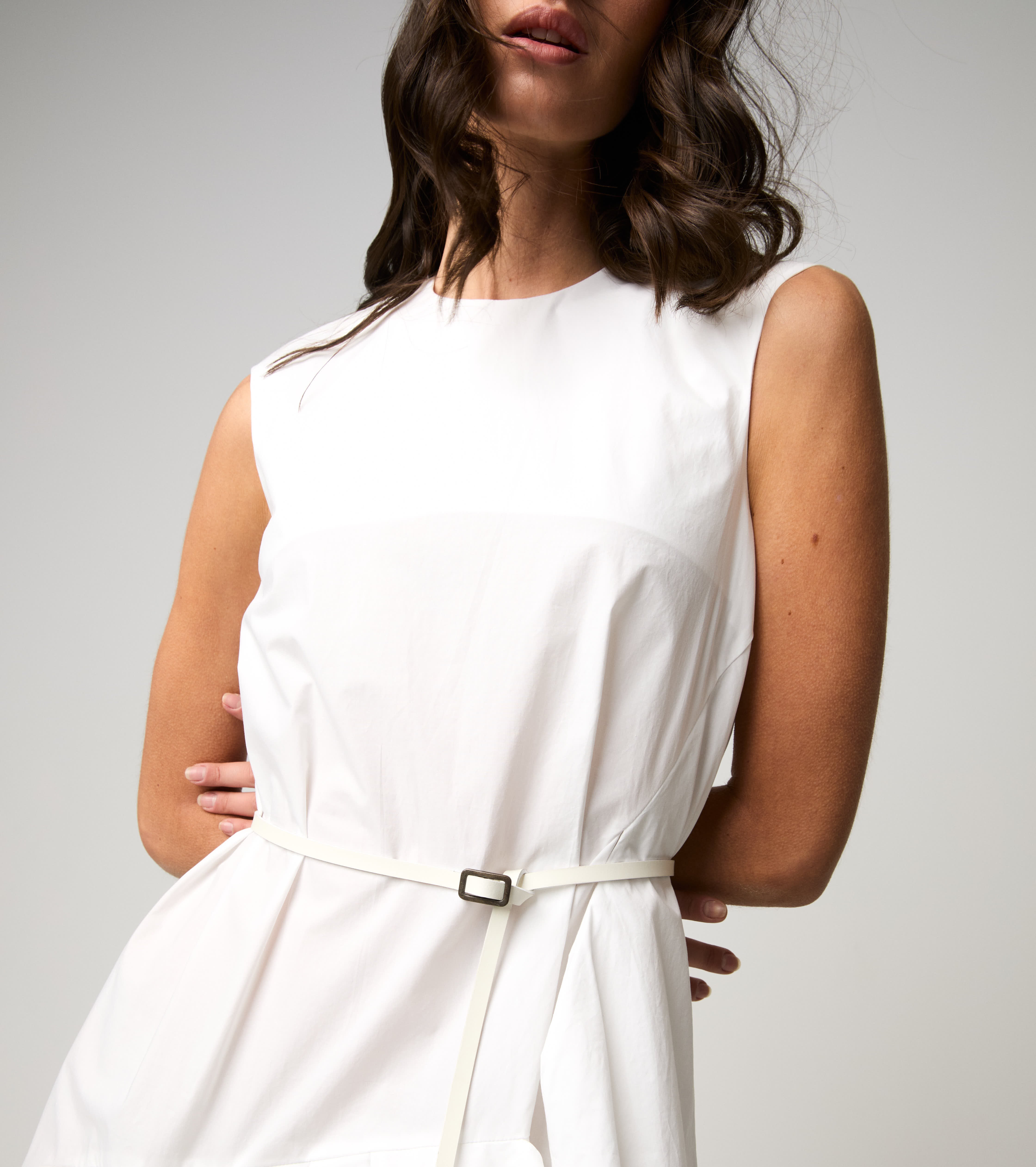 Long dress with white round neck