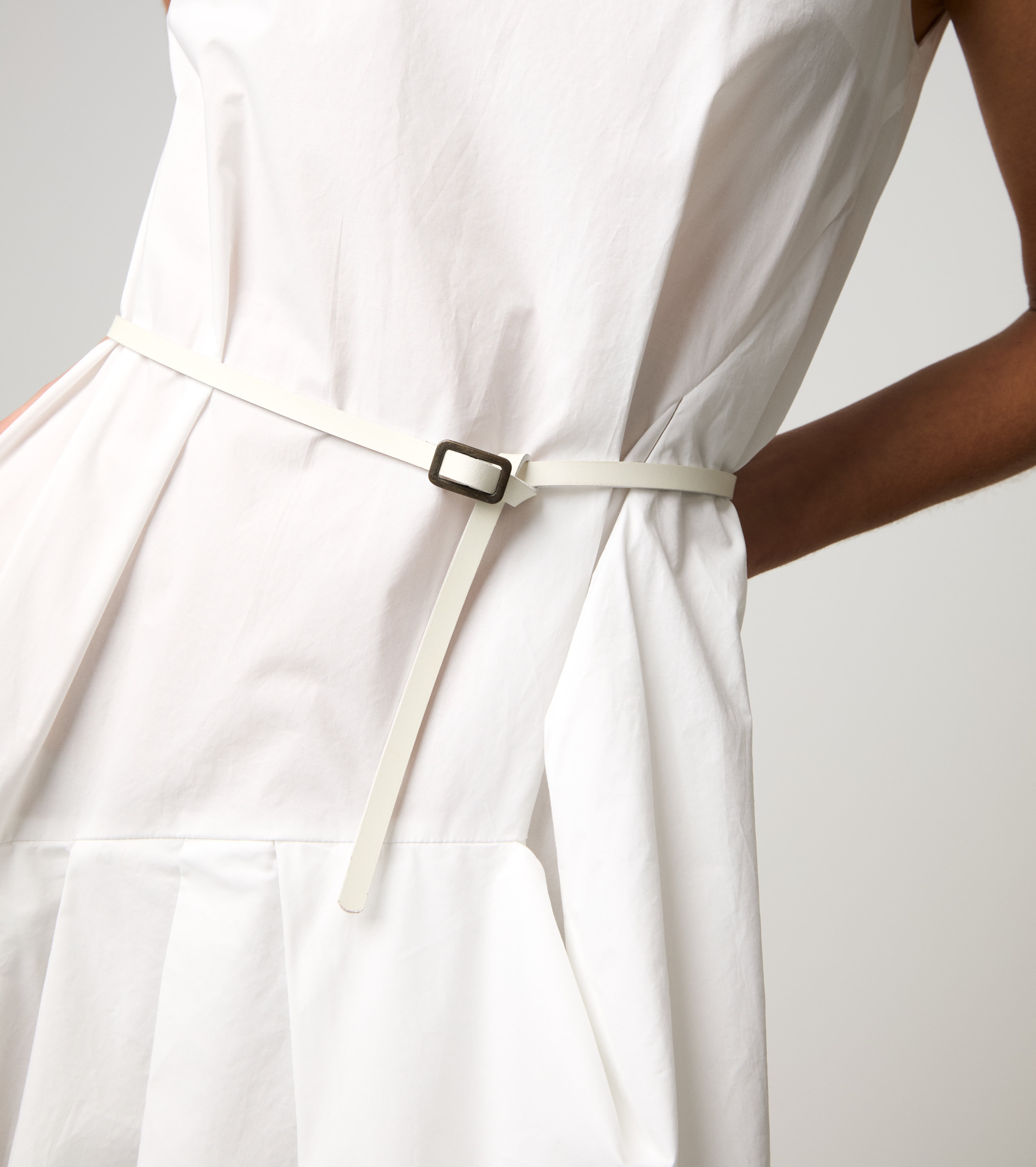 Long dress with white round neck