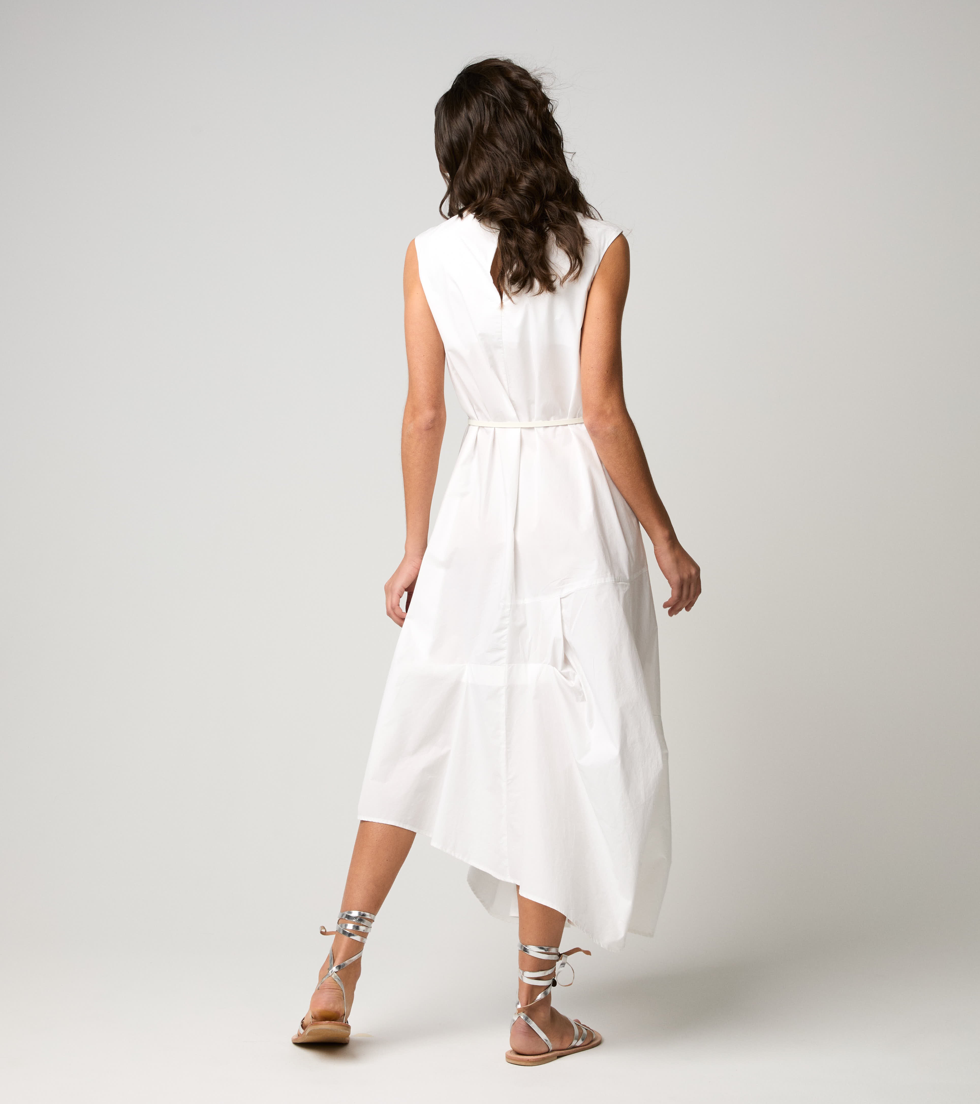 Long dress with white round neck