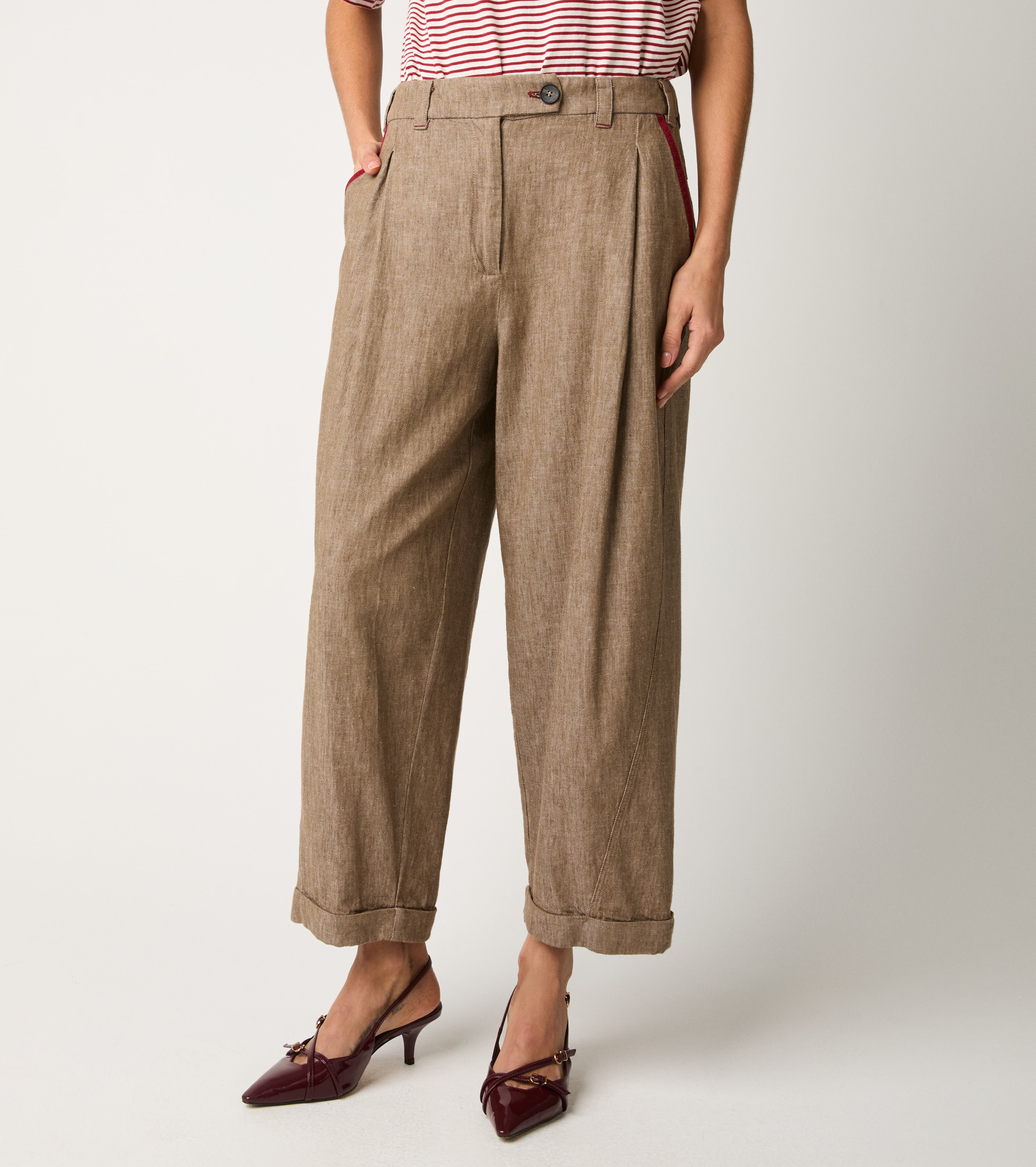 Pantaloni con pinces e risvolto castoro