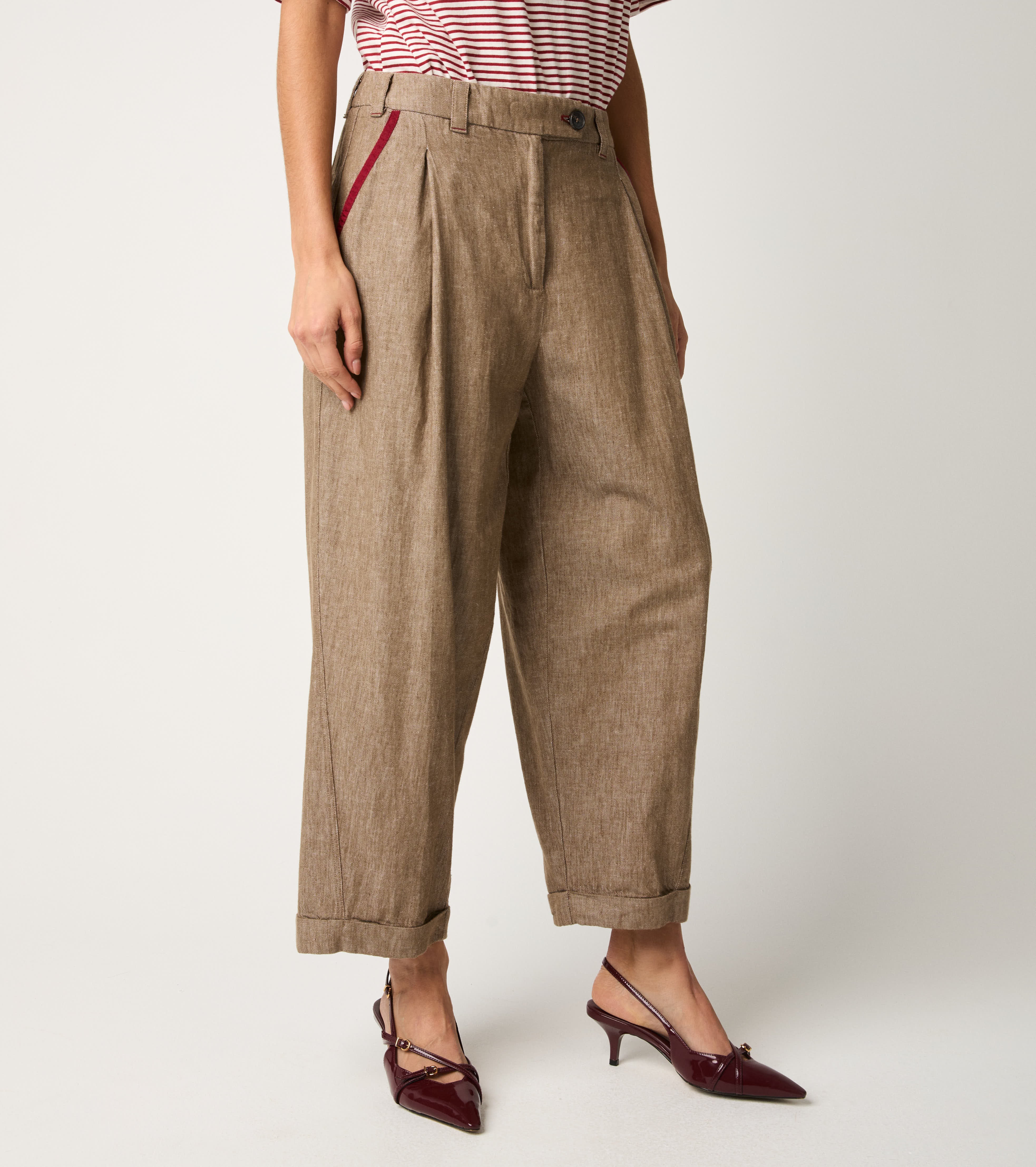 Pantaloni con pinces e risvolto castoro