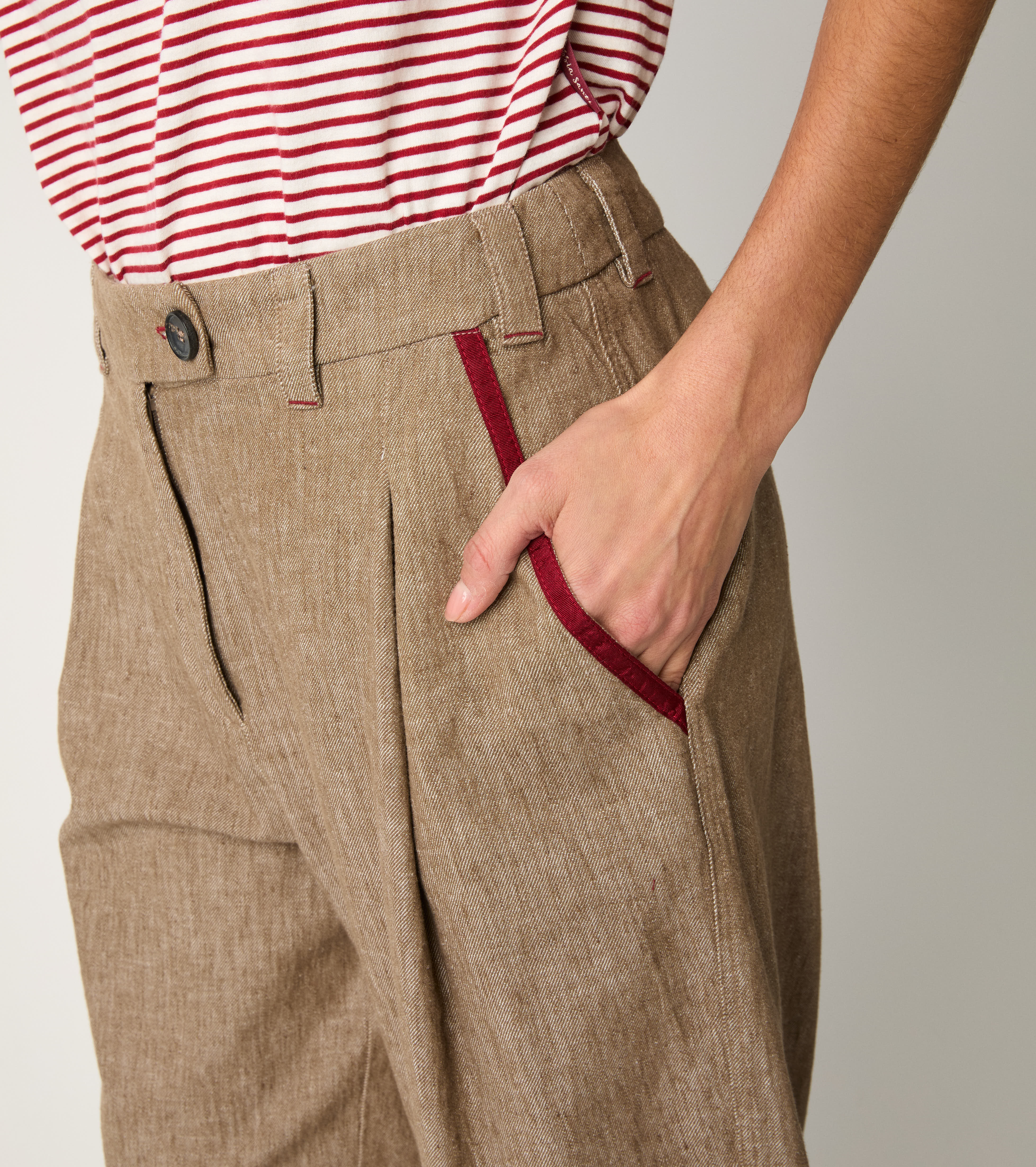 Pantaloni con pinces e risvolto castoro
