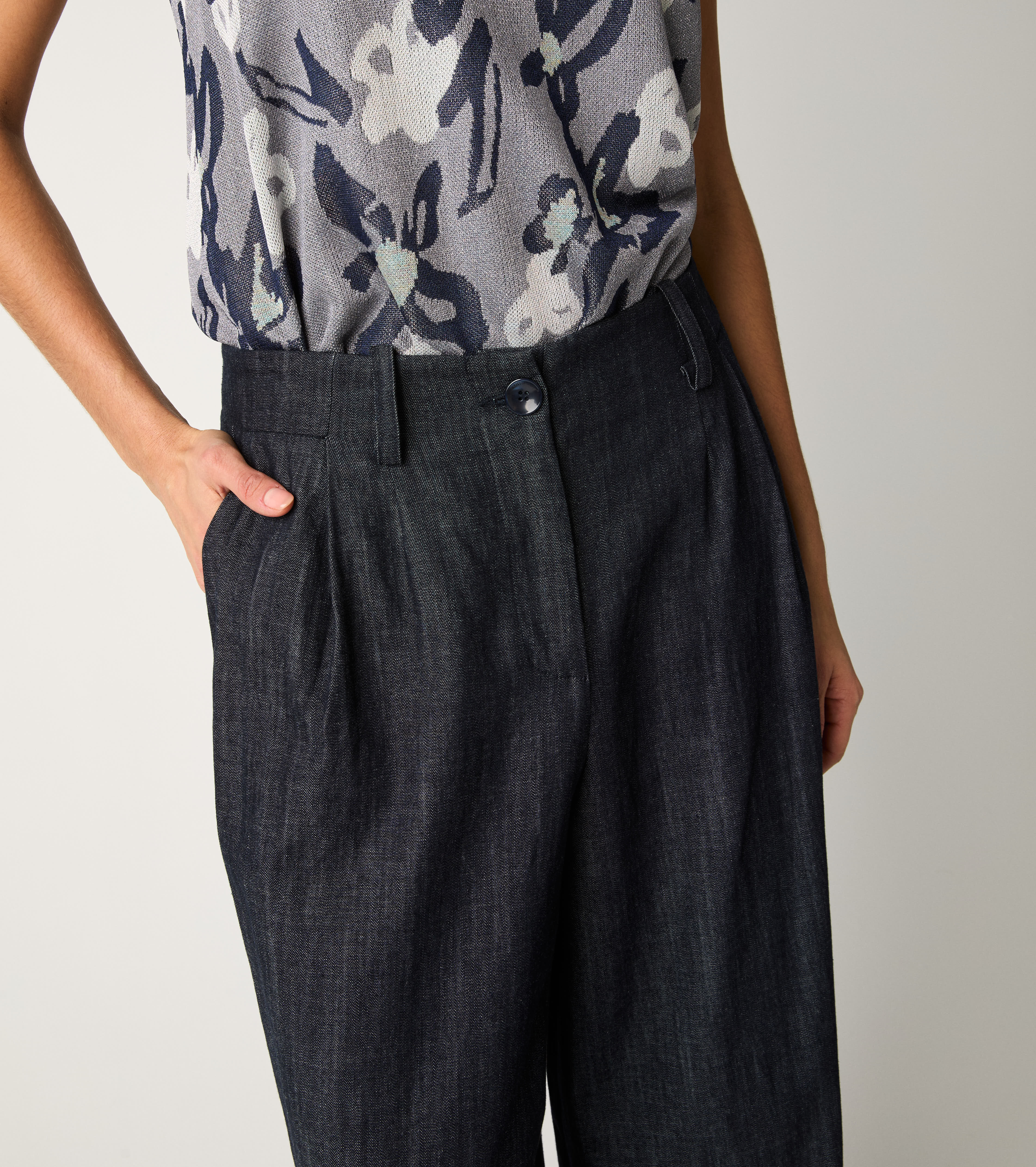 Denim trousers with single pleats