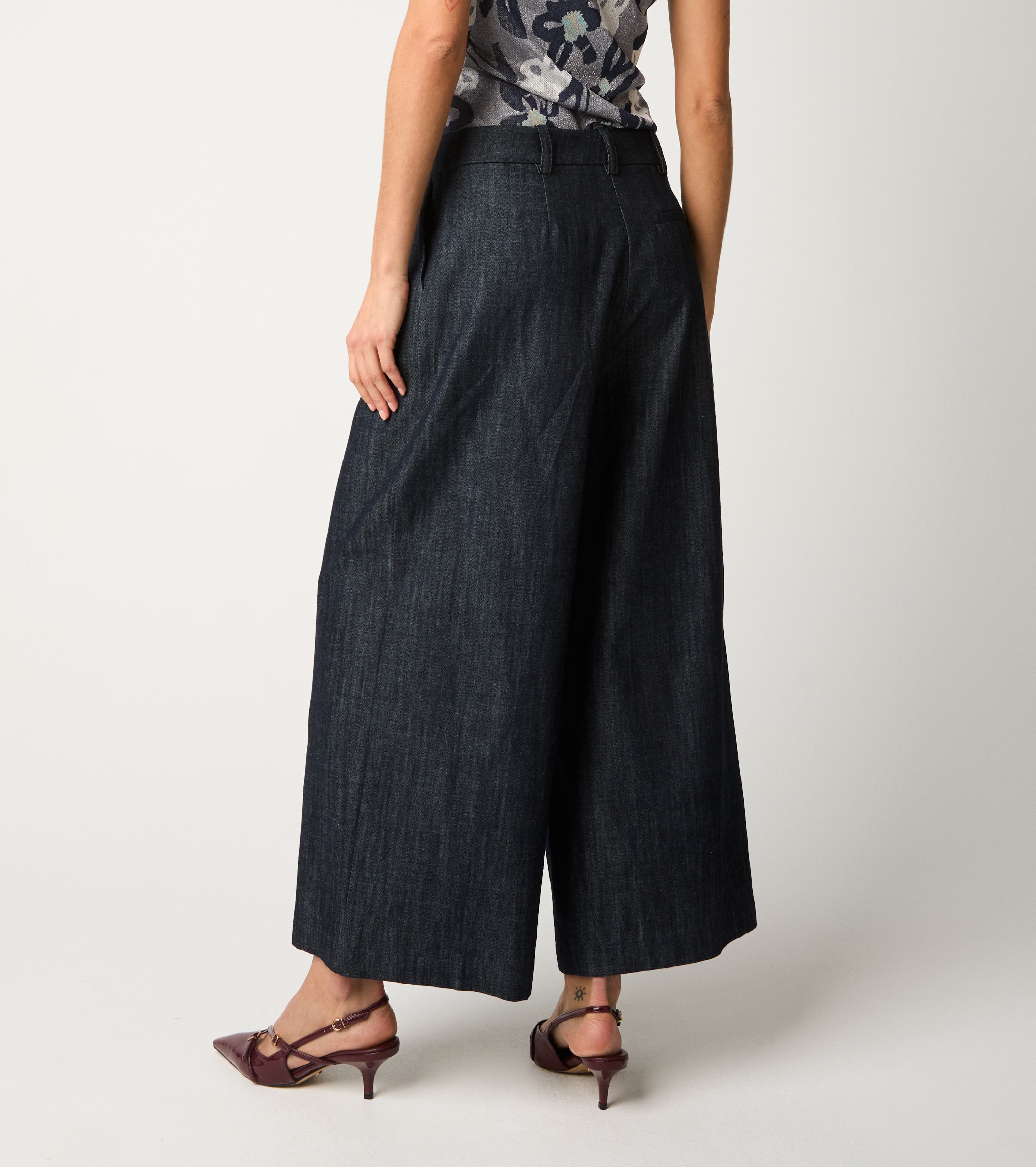 Denim trousers with single pleats