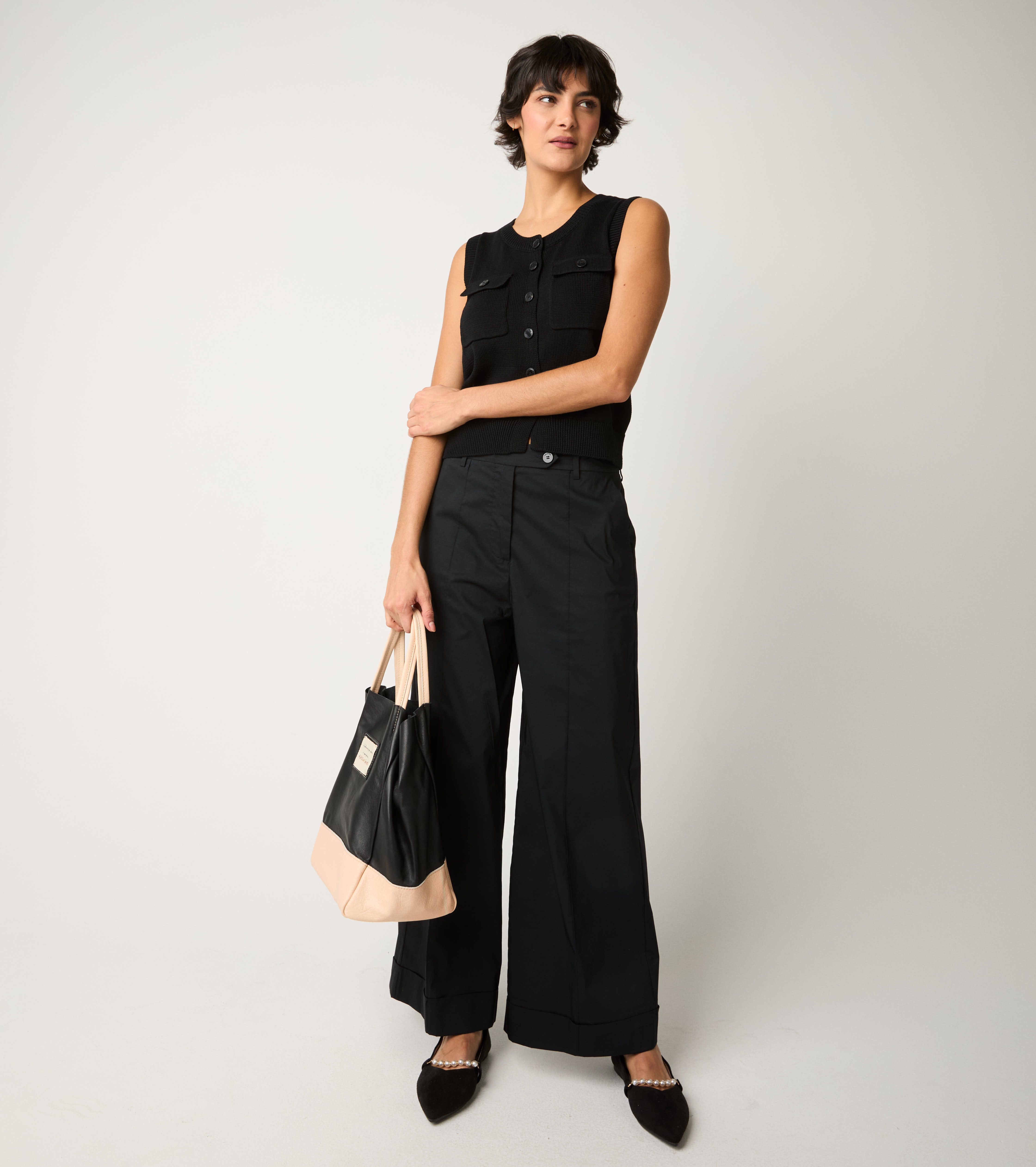 Pantaloni con piega e risvolto nero