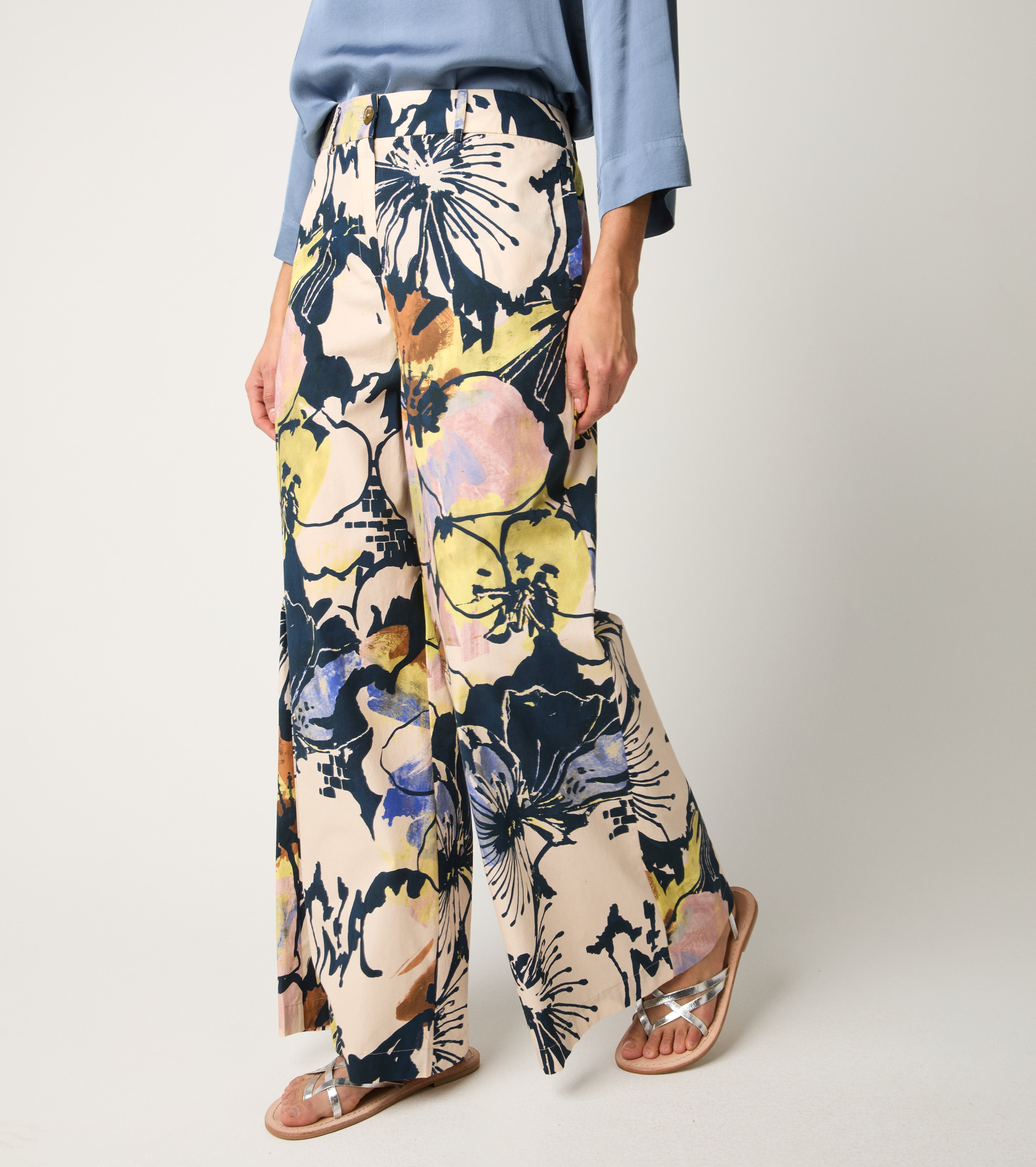 Trousers with floral flower print