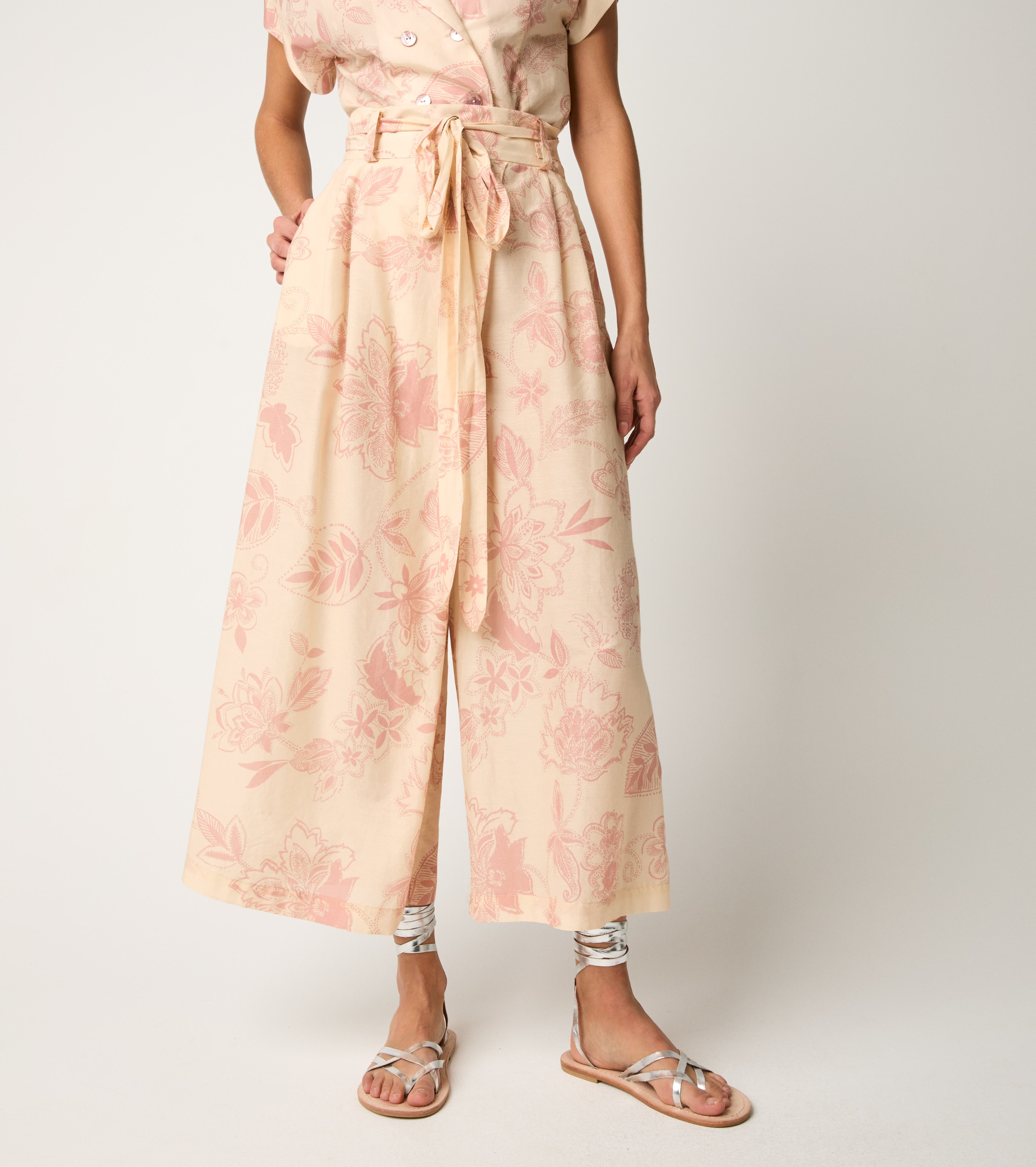 Pantaloni cropped con cintura e pinces wine