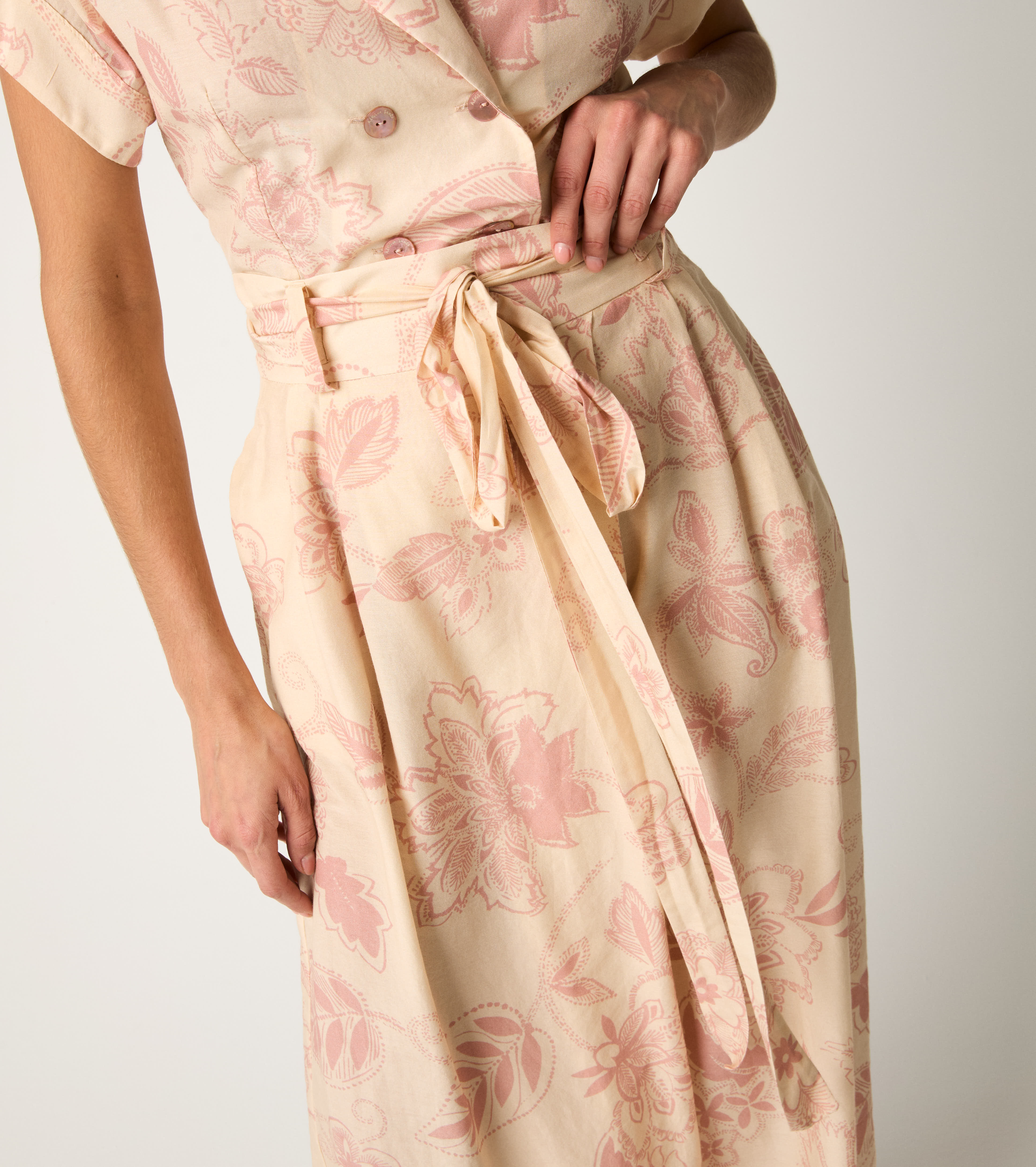 Pantaloni cropped con cintura e pinces wine