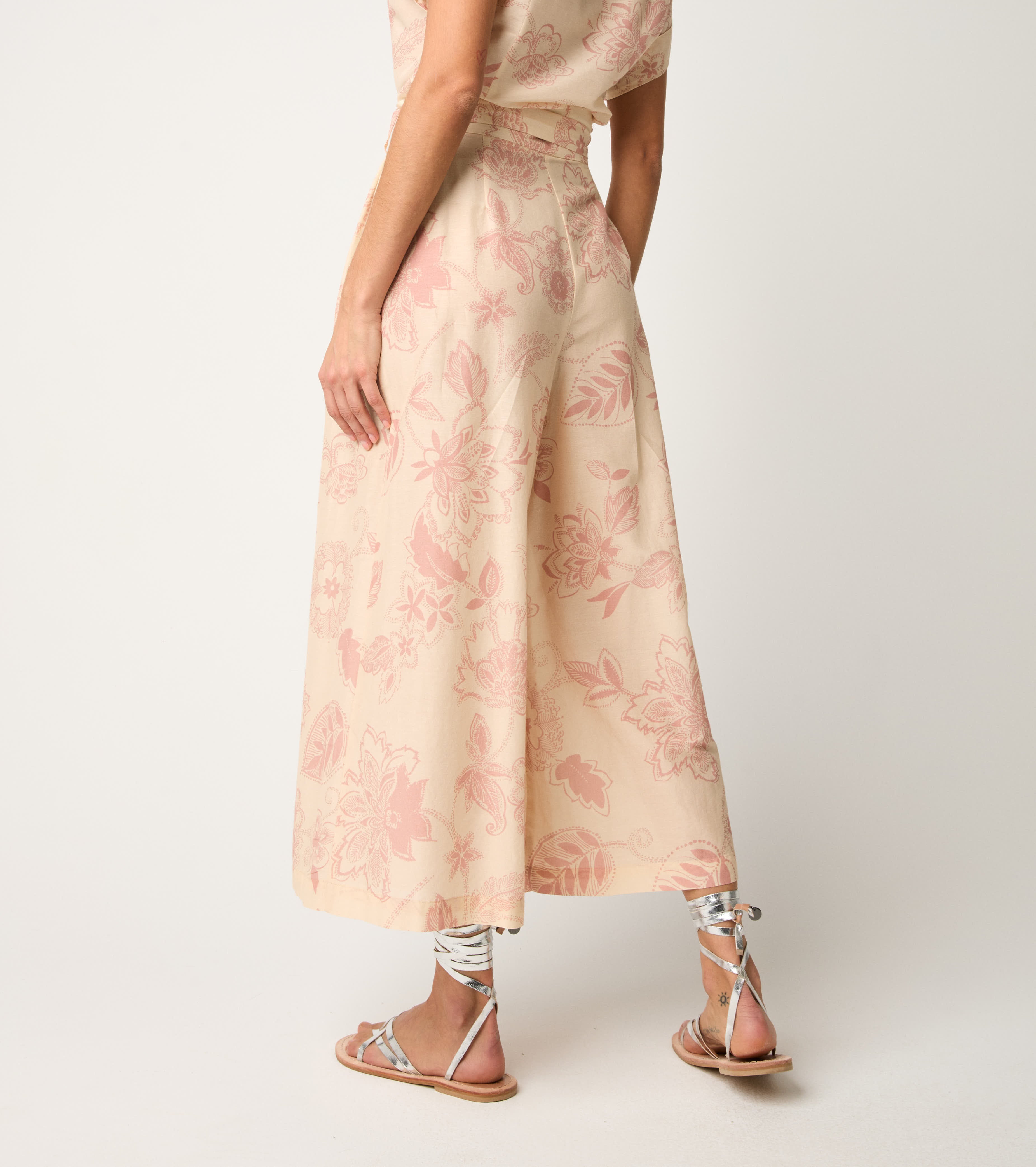 Pantaloni cropped con cintura e pinces wine