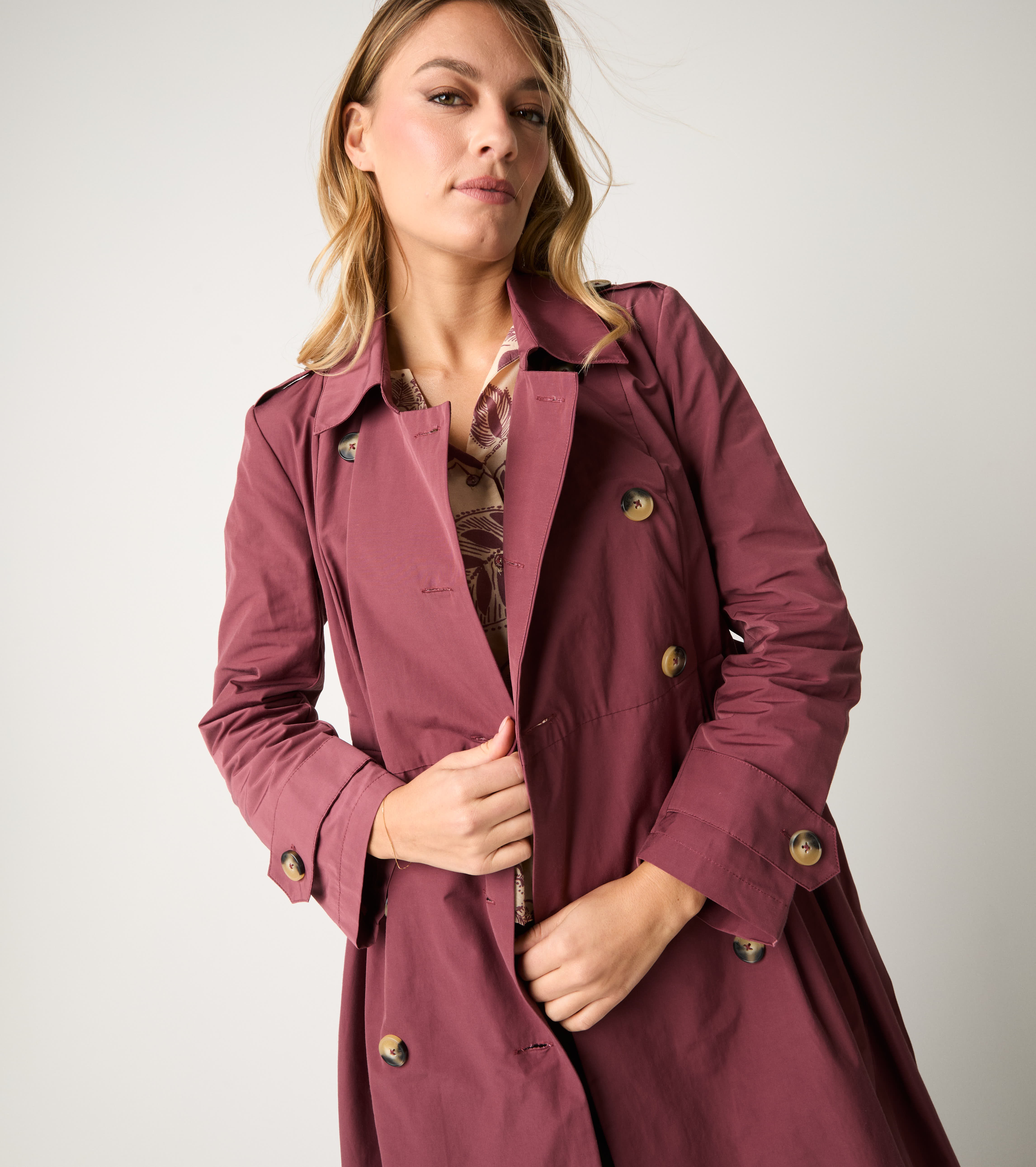 Trench antigoccia con cintura marmellata