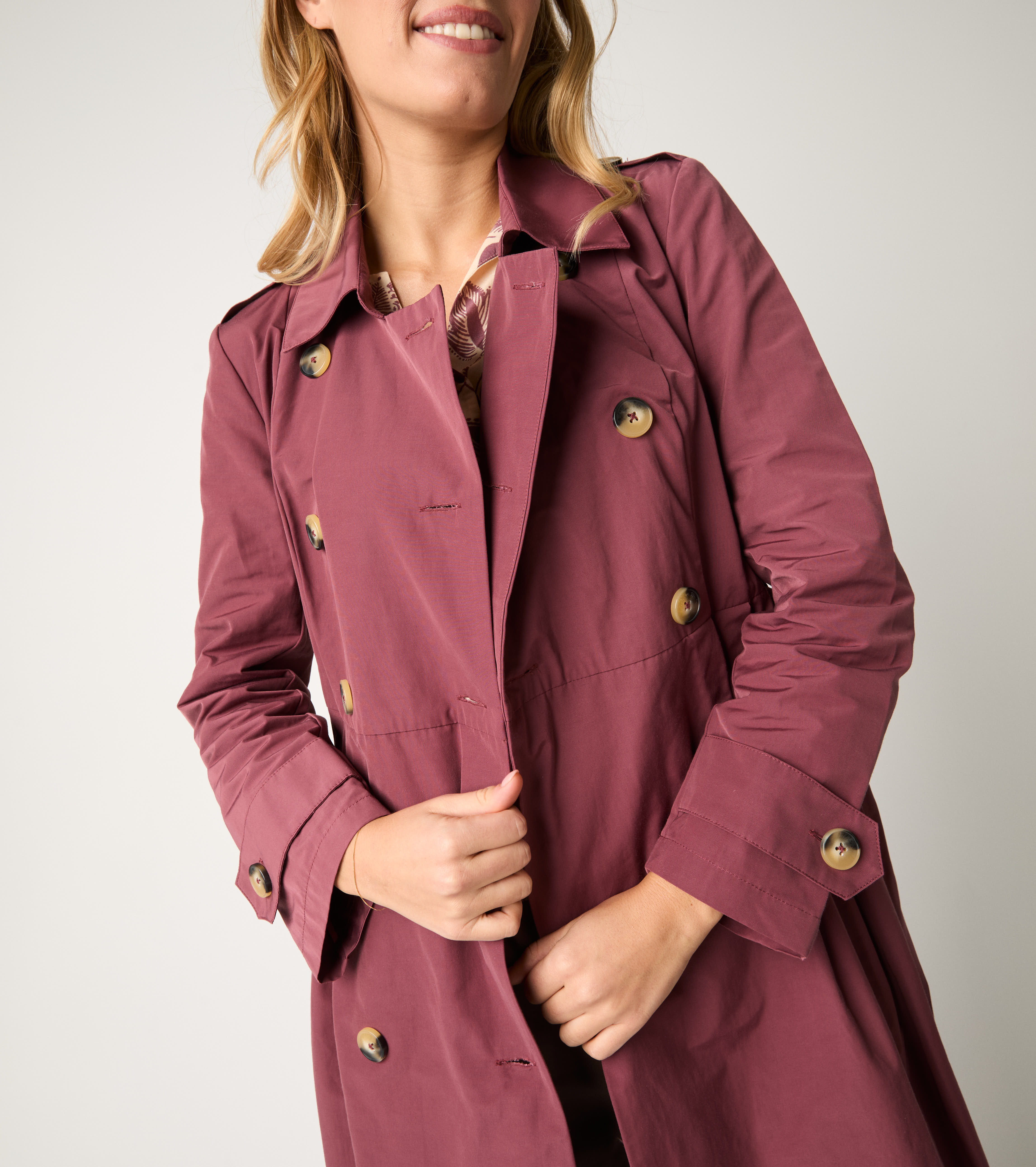 Trench antigoccia con cintura marmellata