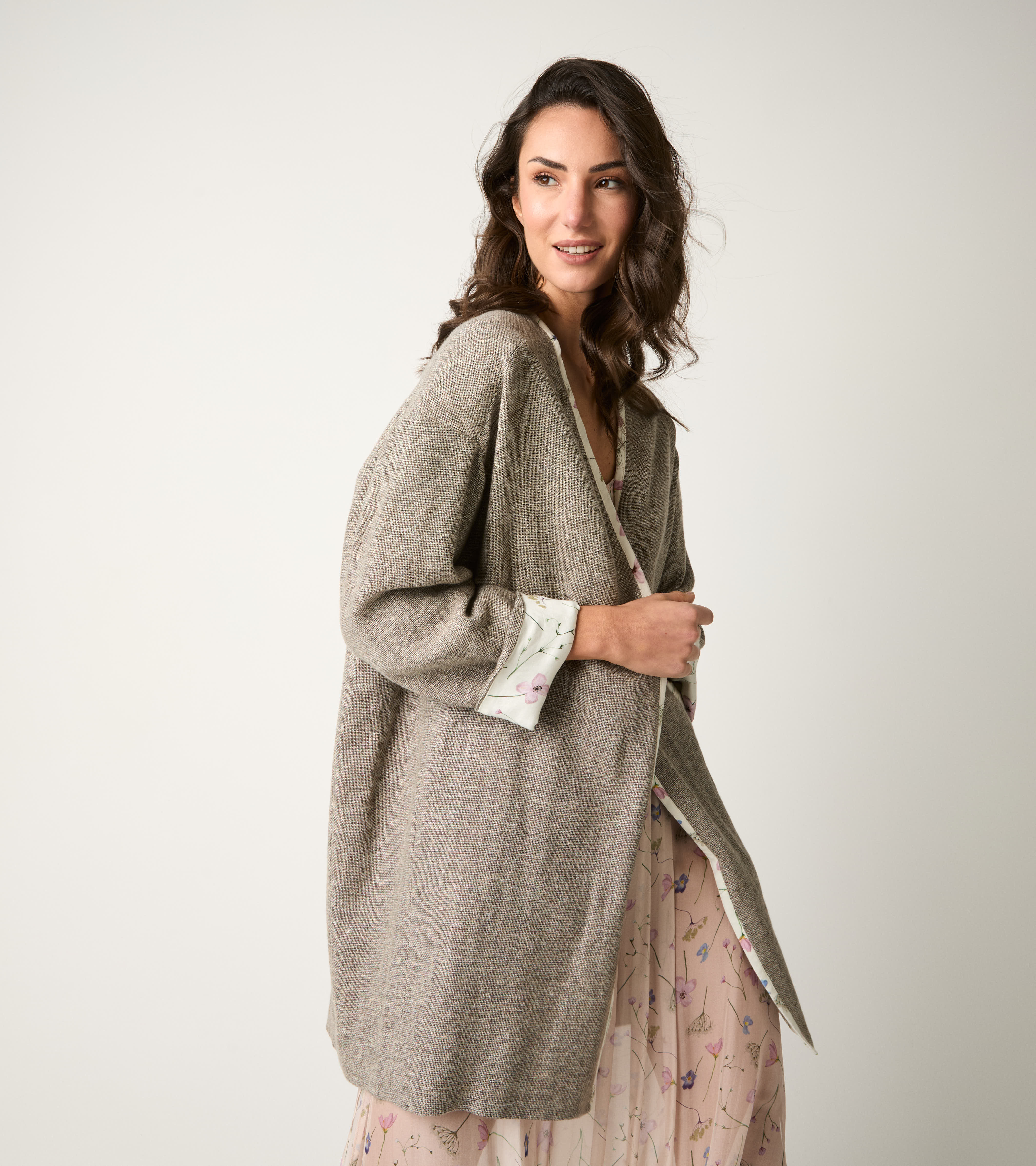 Cappotto in misto lino con scollo a V tortora