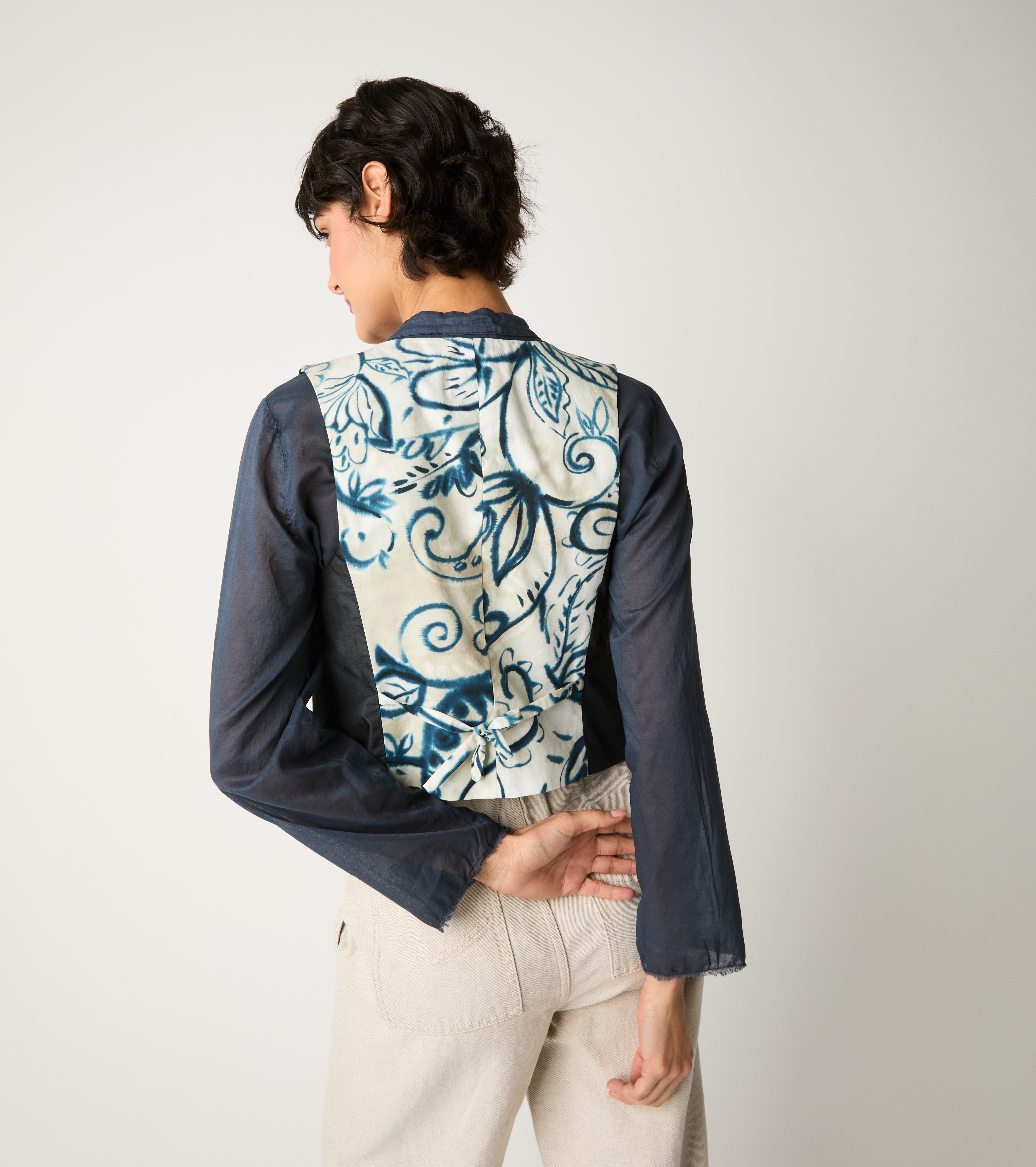 V-neck waistcoat with midnight pockets