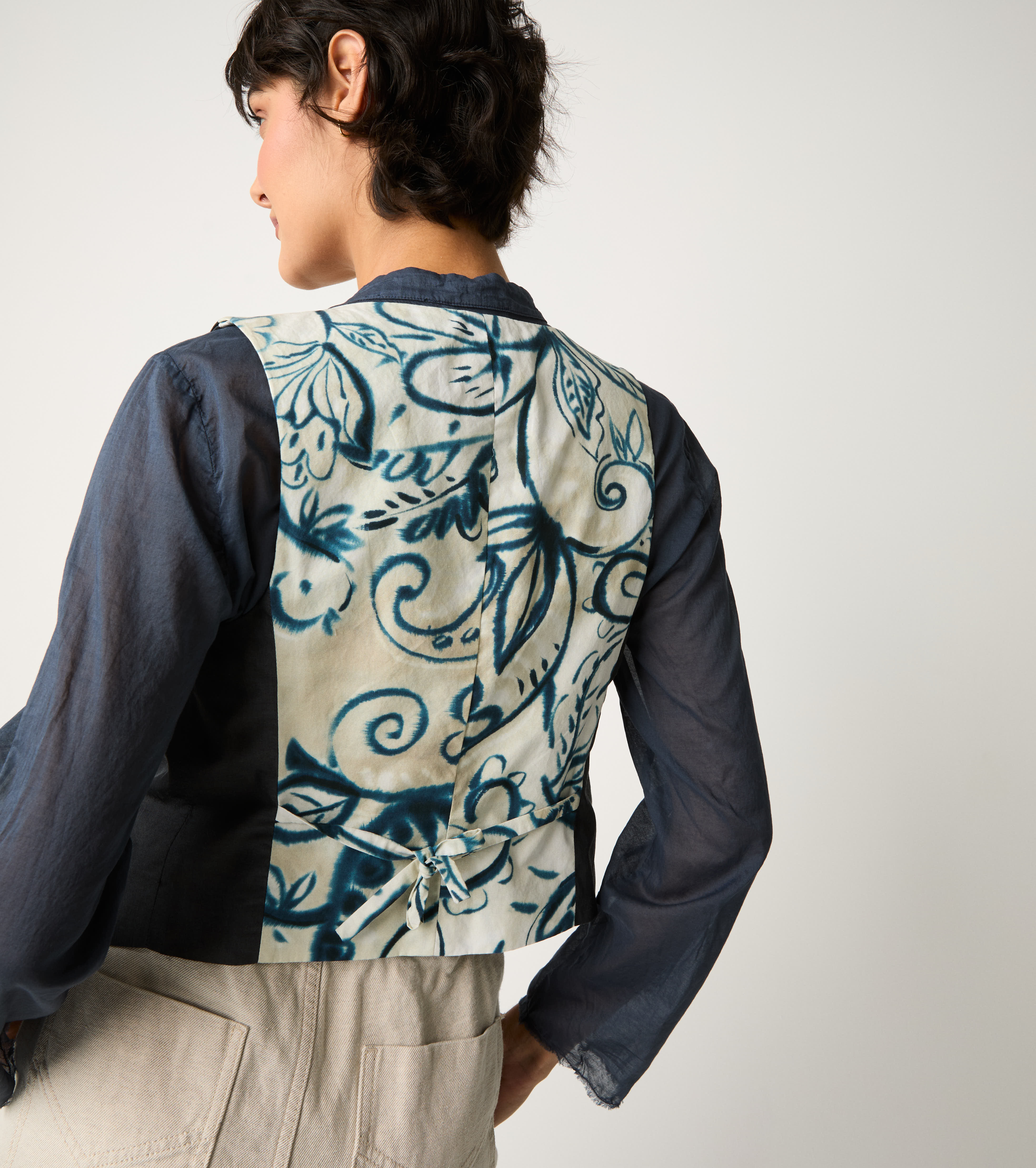 V-neck waistcoat with midnight pockets