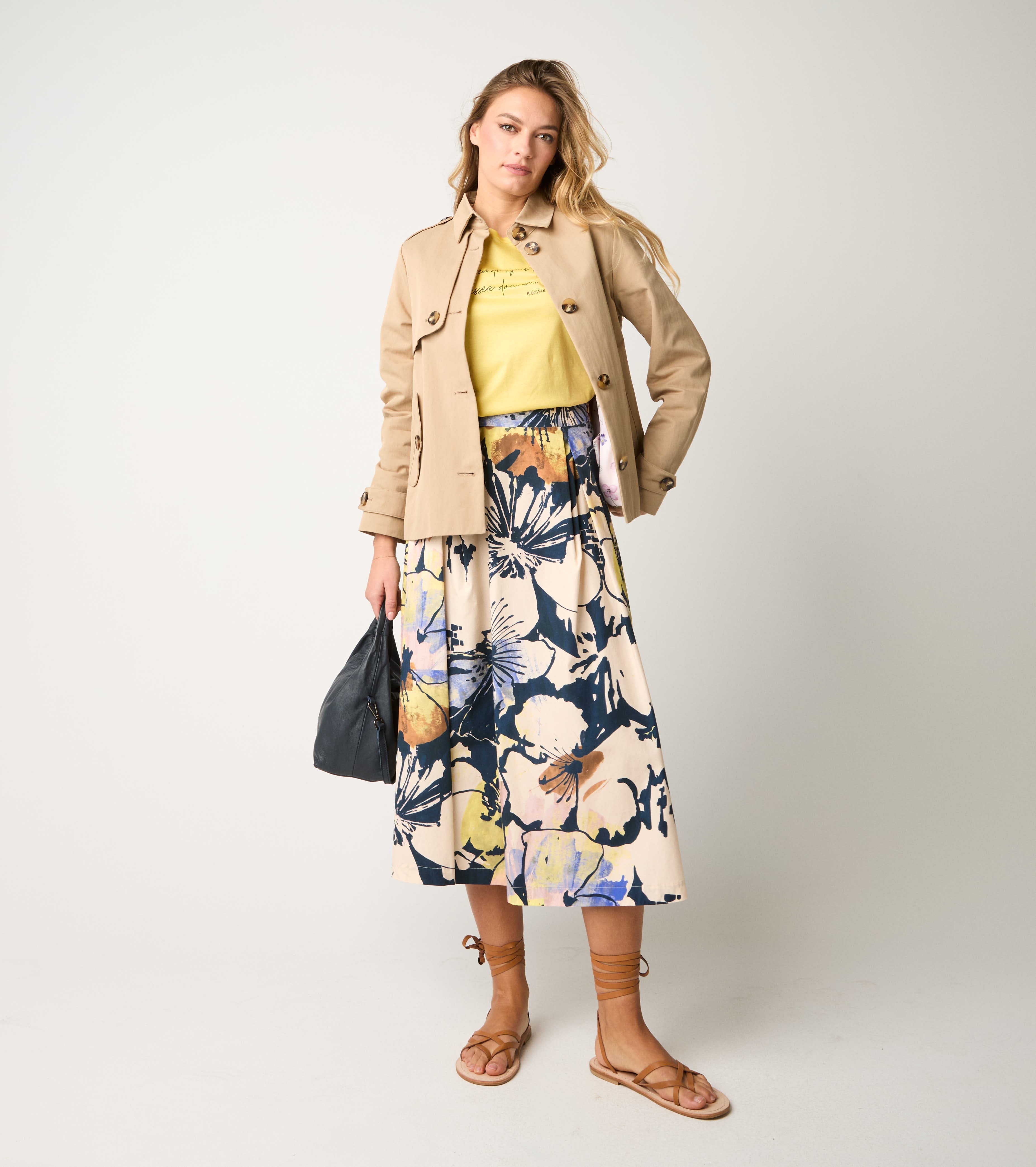 Short trench coat with capuchin buttons