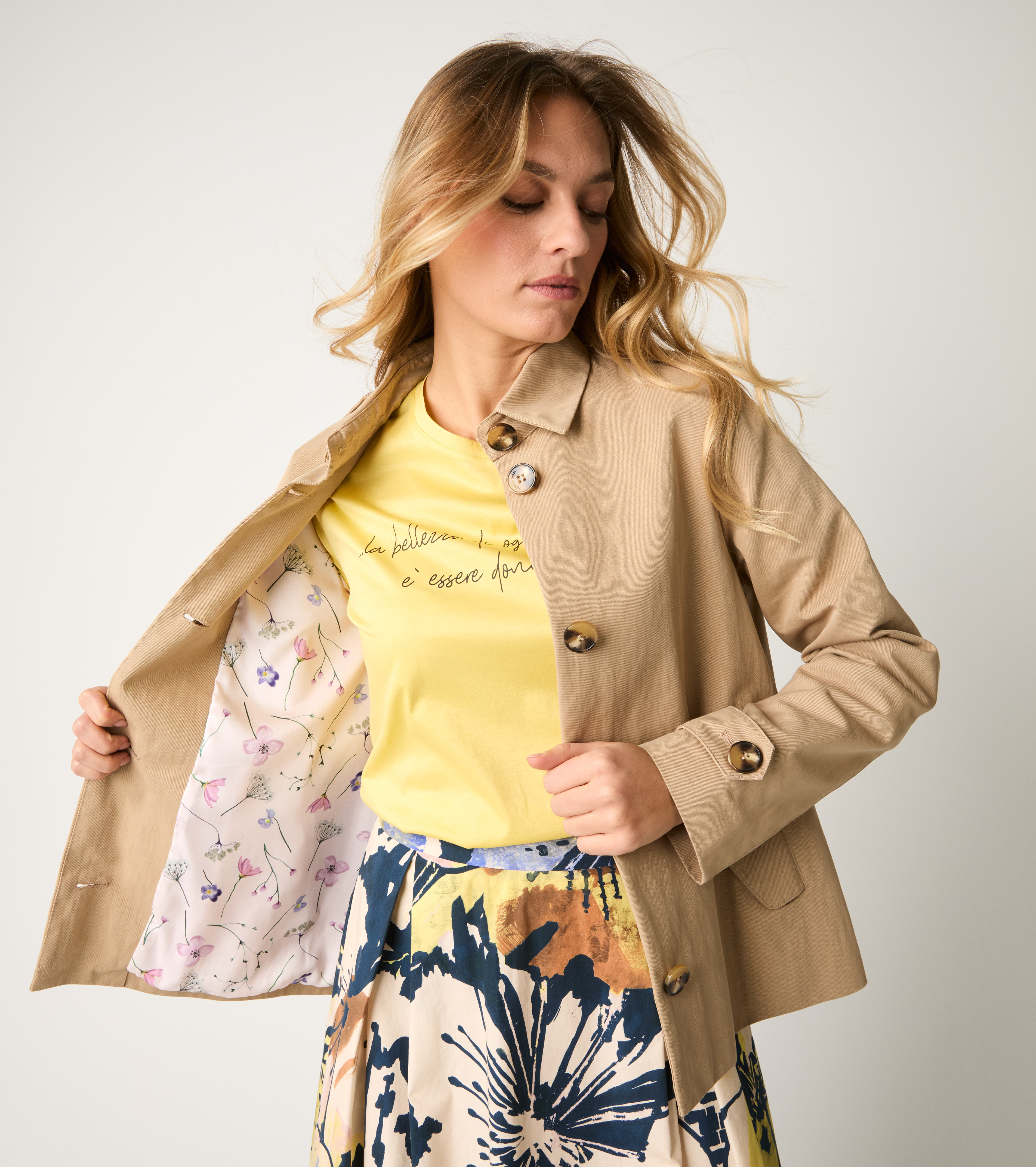 Short trench coat with capuchin buttons