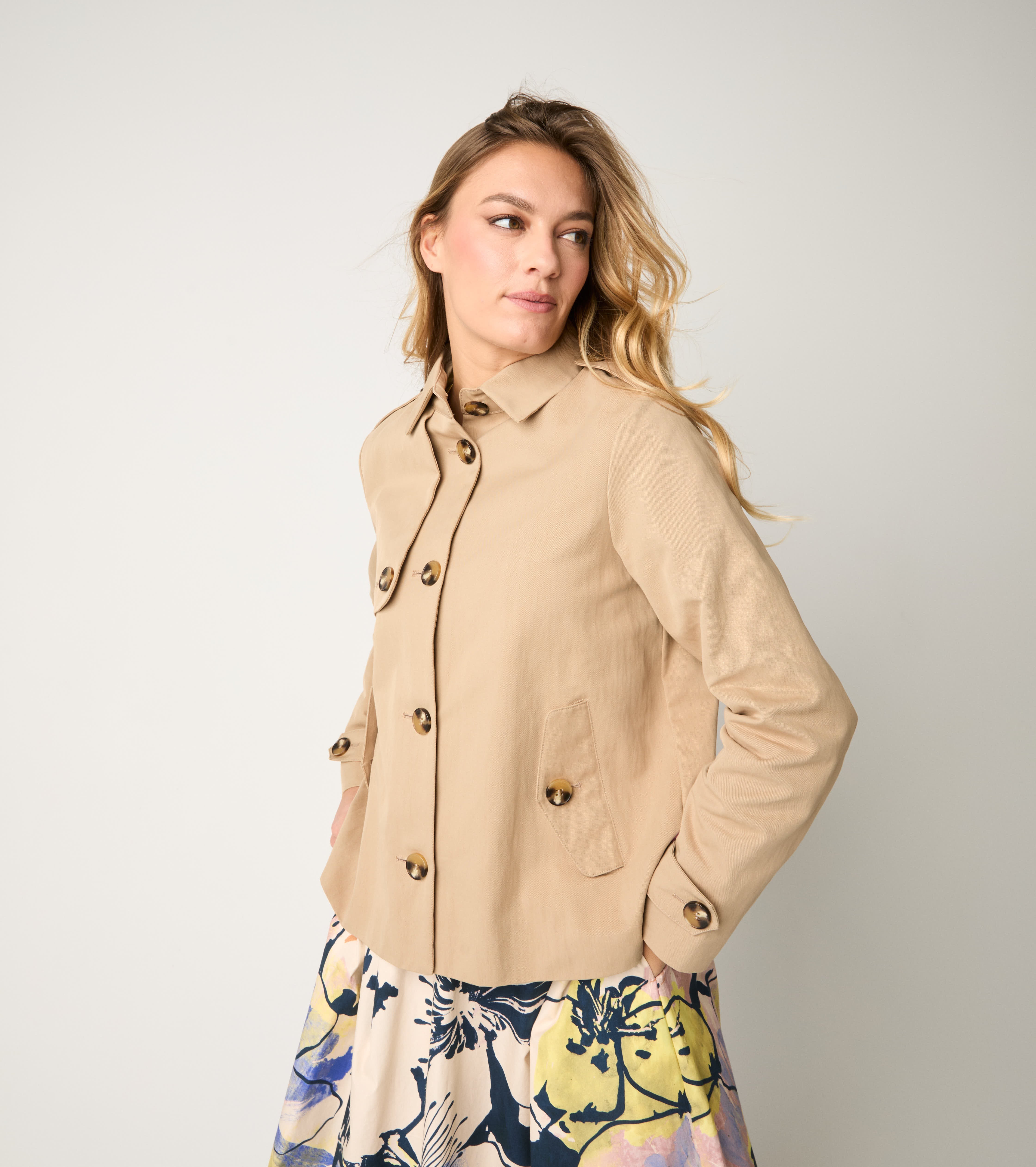 Short trench coat with capuchin buttons