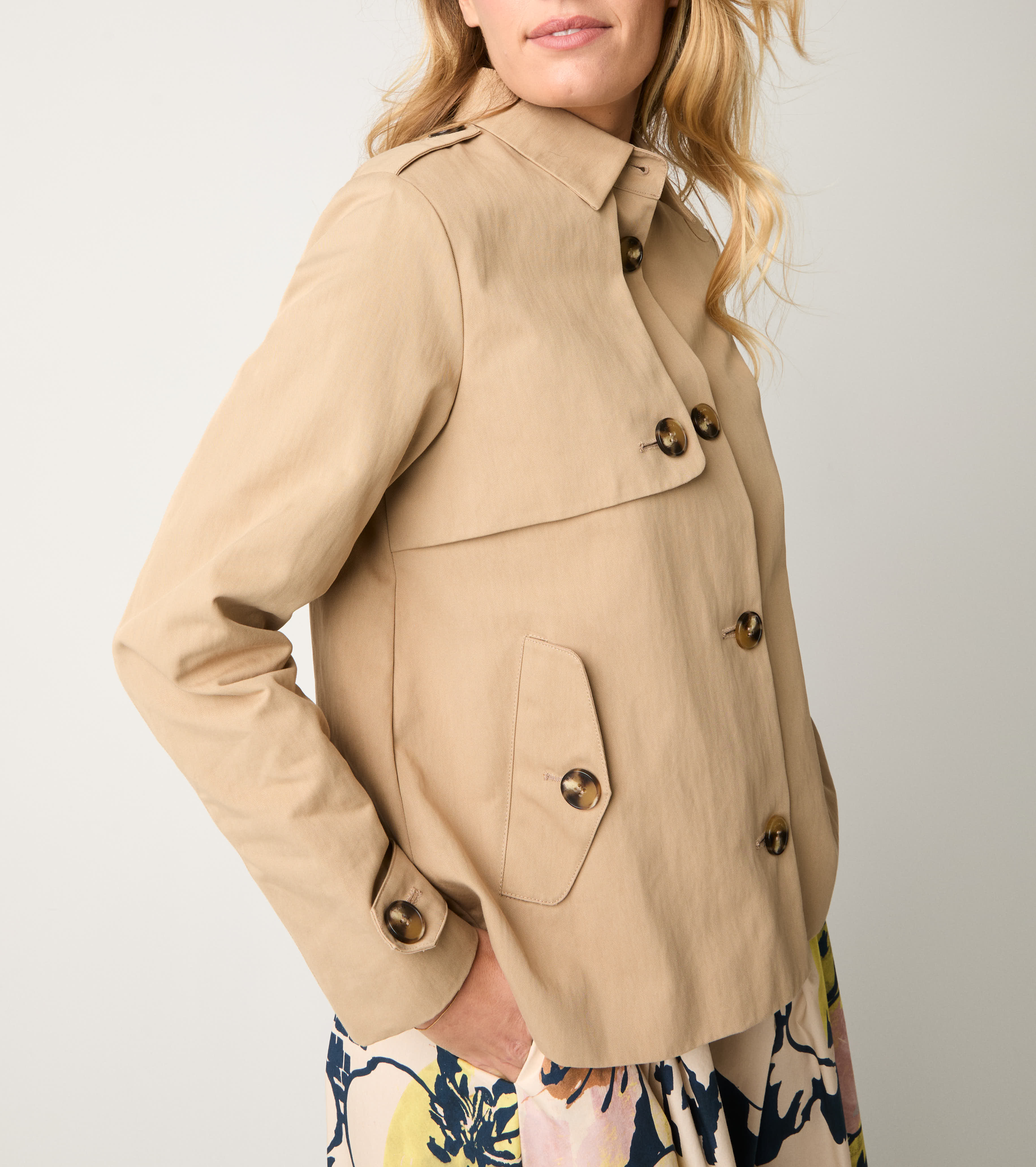 Short trench coat with capuchin buttons