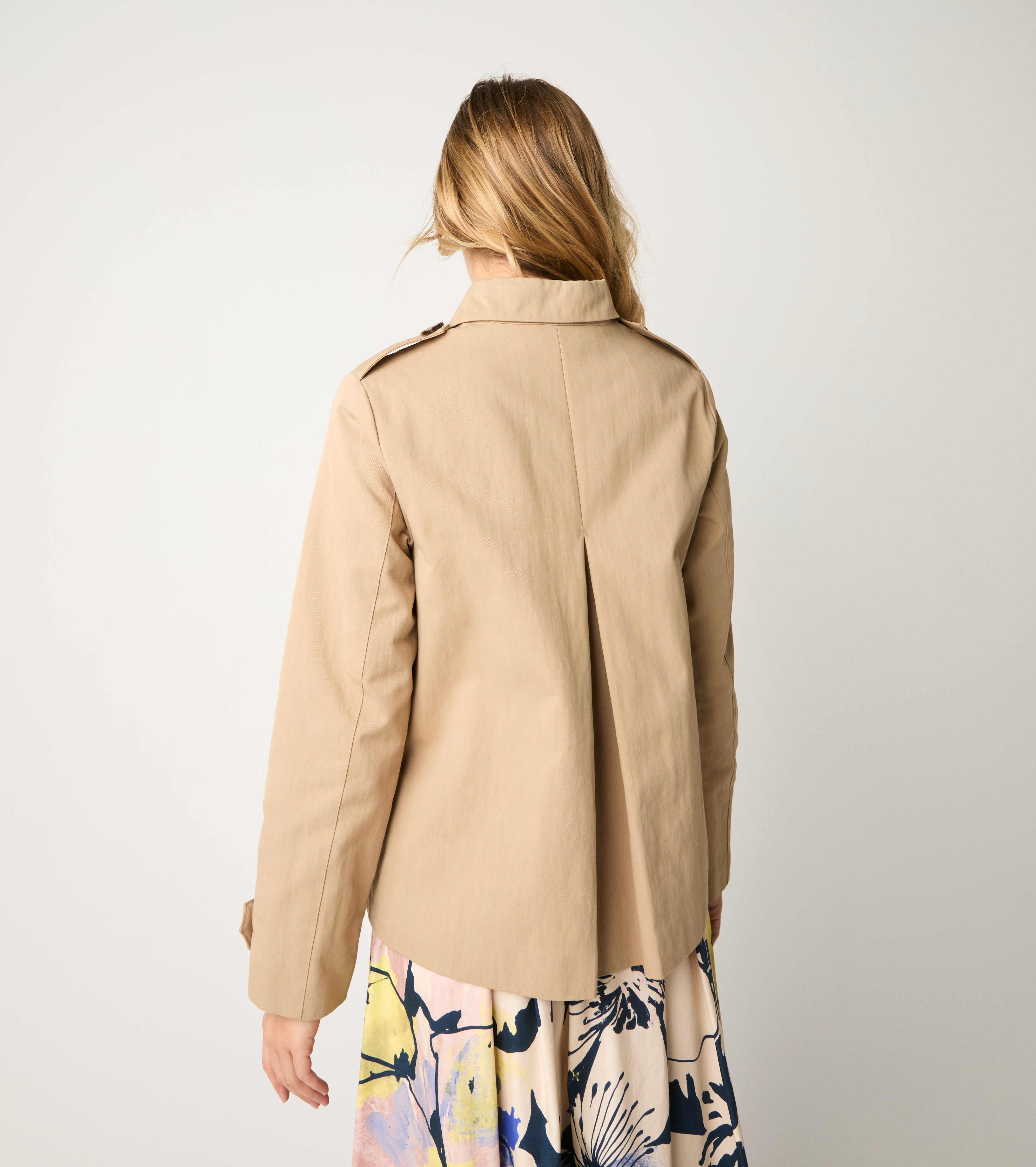 Short trench coat with capuchin buttons