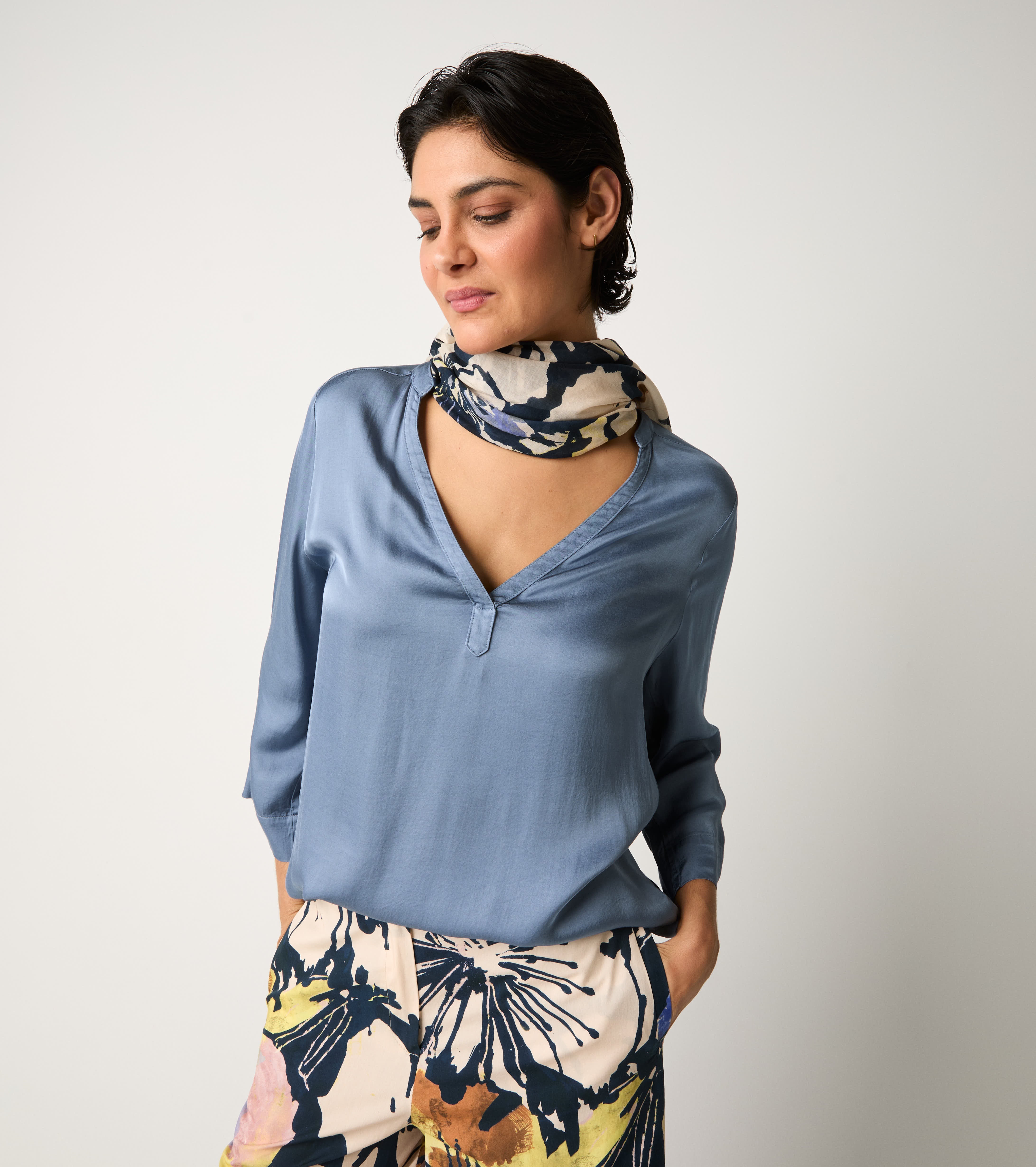 Blusa con scollo a V selce