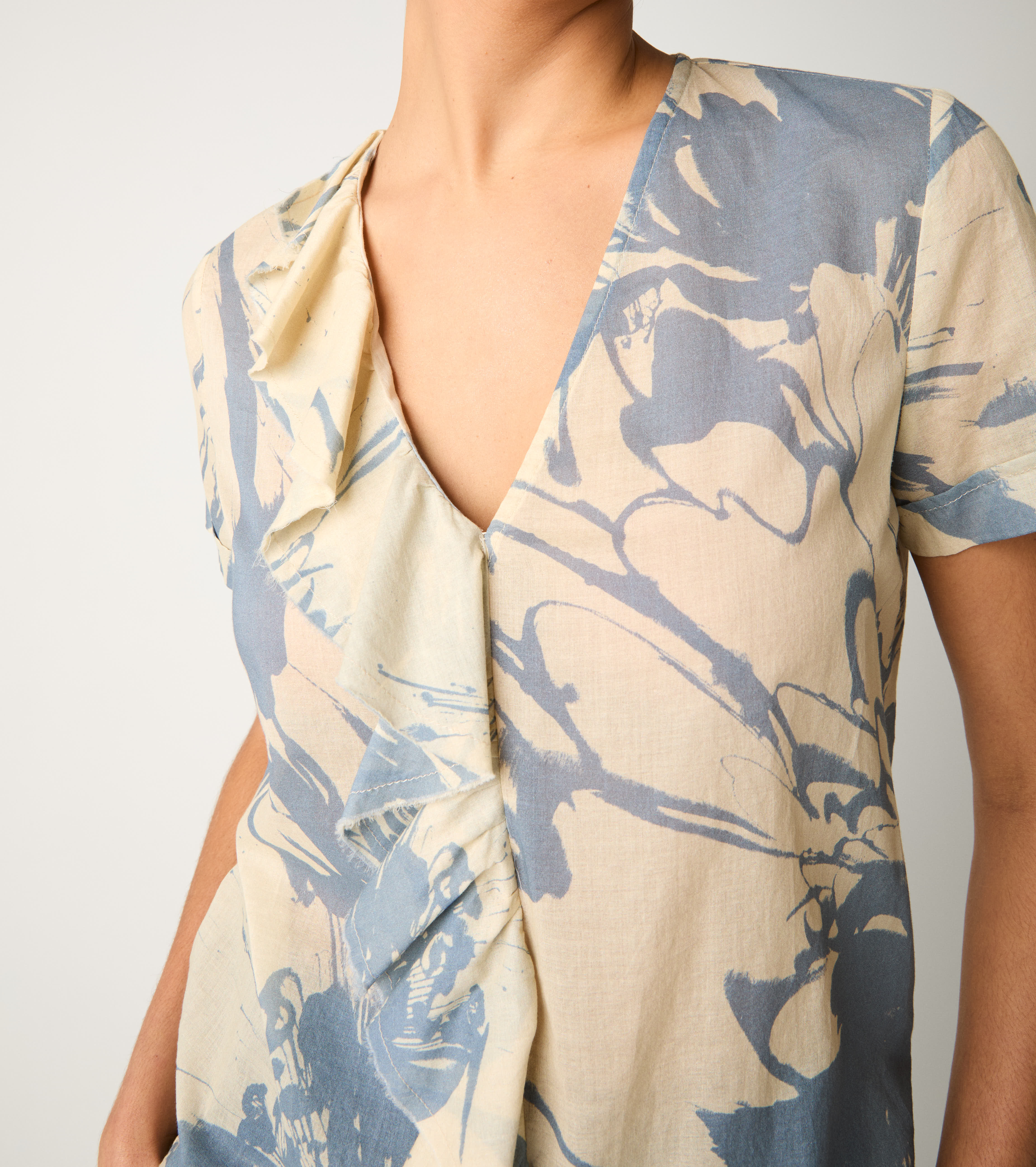 Blouse with flower print and ruffles