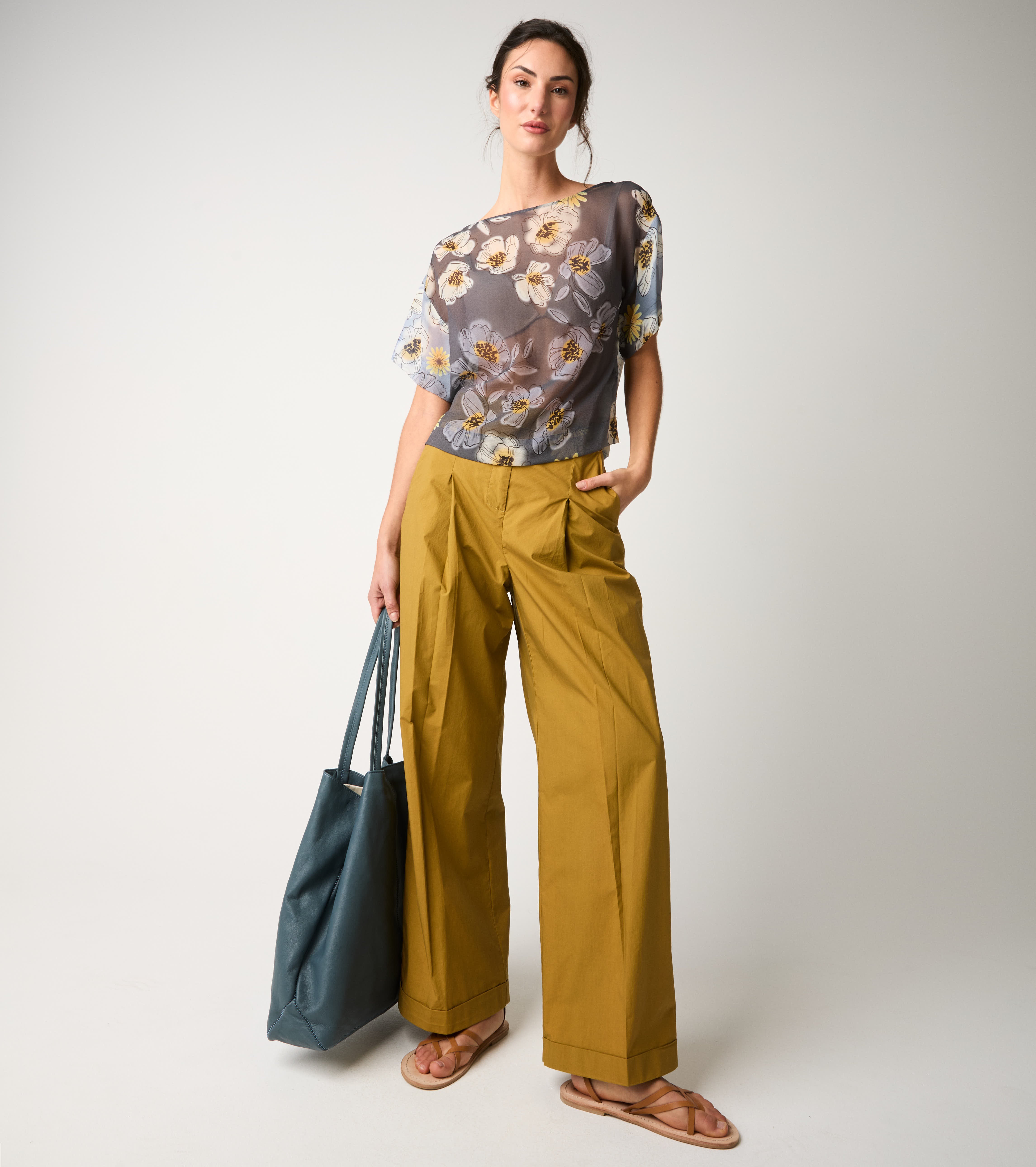 Blusa floreale con scollo a barca blu