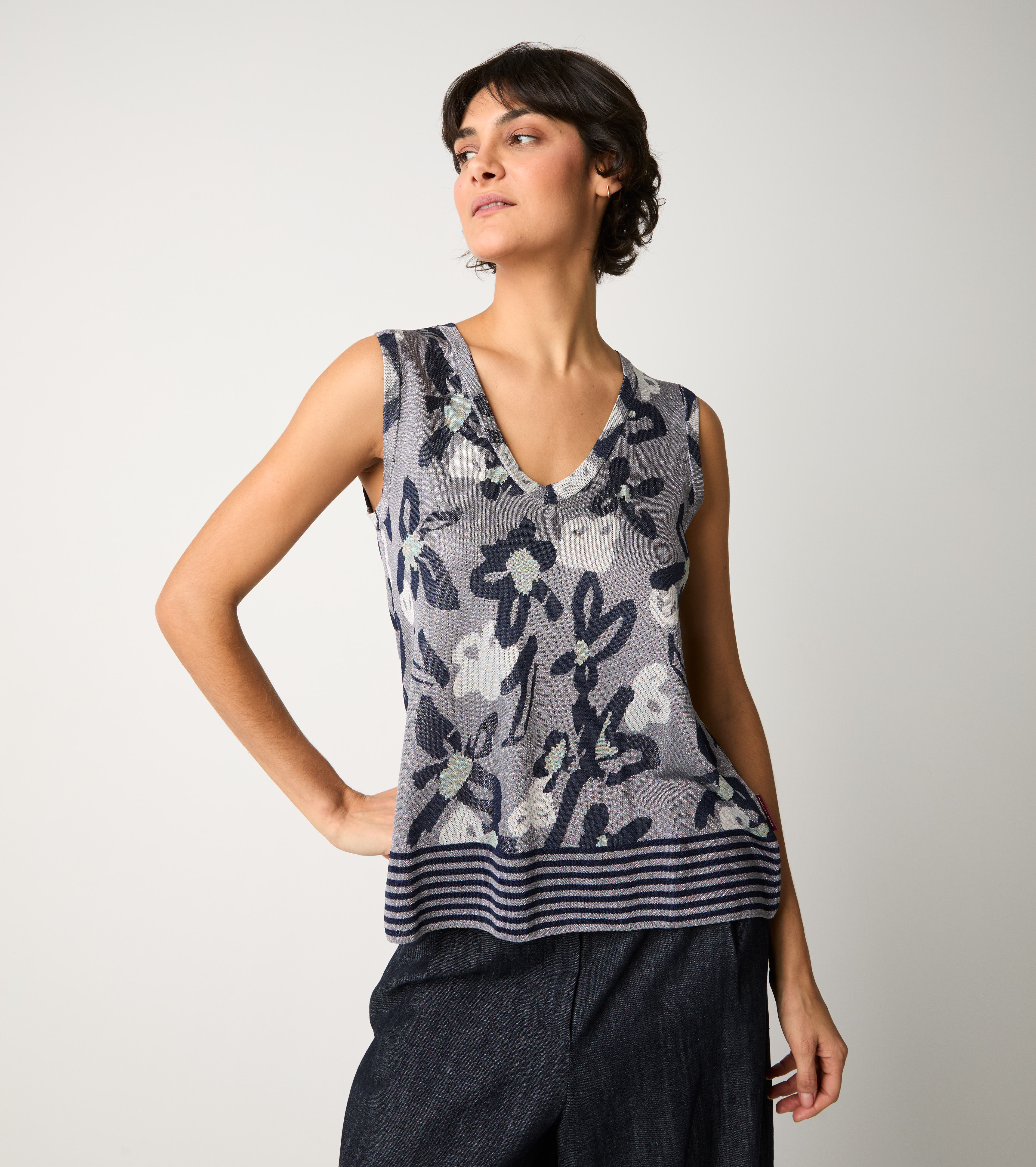 Jacquard V-neck silver top
