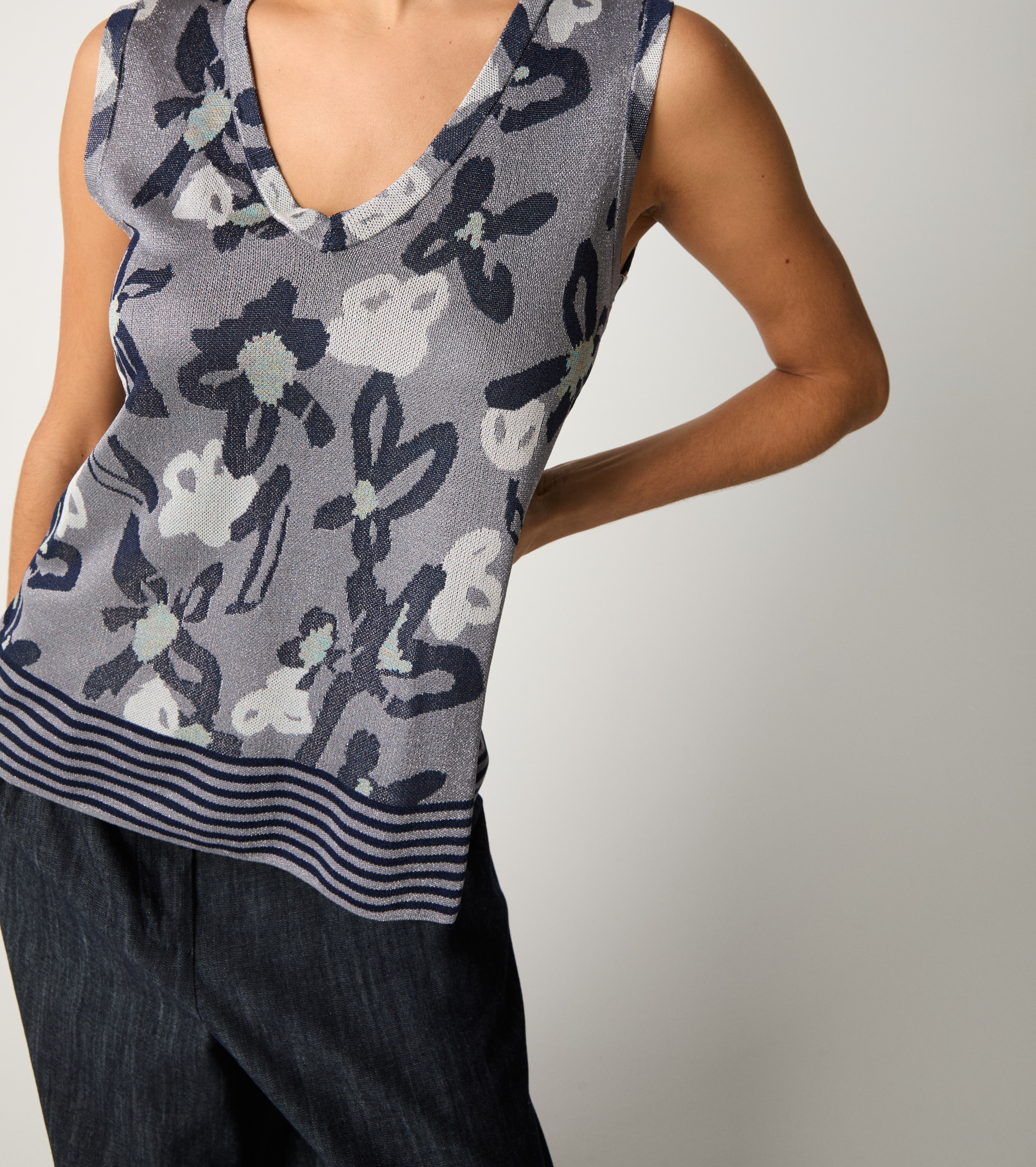 Jacquard V-neck silver top